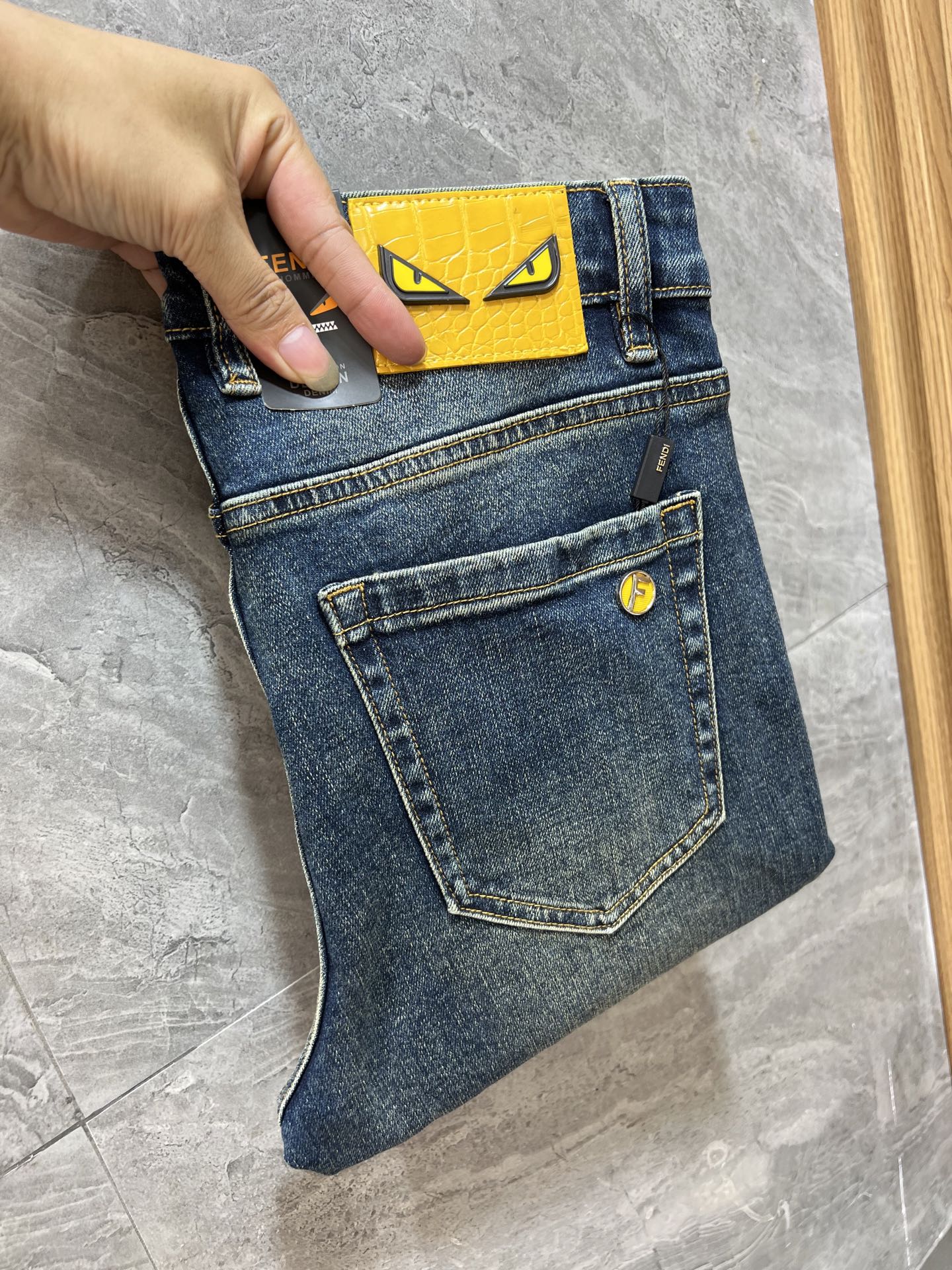 NO:529489,Fendi/Fendi 2025 autumn and winter new products, complete three standards, jeans, good products, don't need to be introduced too much, look at the details, counter number 29-38, 175/140 upper body 32,,fendi,fendi,jeans,alexander wang19860909Fendi/芬迪 2025秋冬新品 三标齐全 牛仔裤 好货不用过多介绍 看细节 专柜码数29-38 175/140上身32码,,fendi,fendi,jeans,alexander wang,Men's clothing