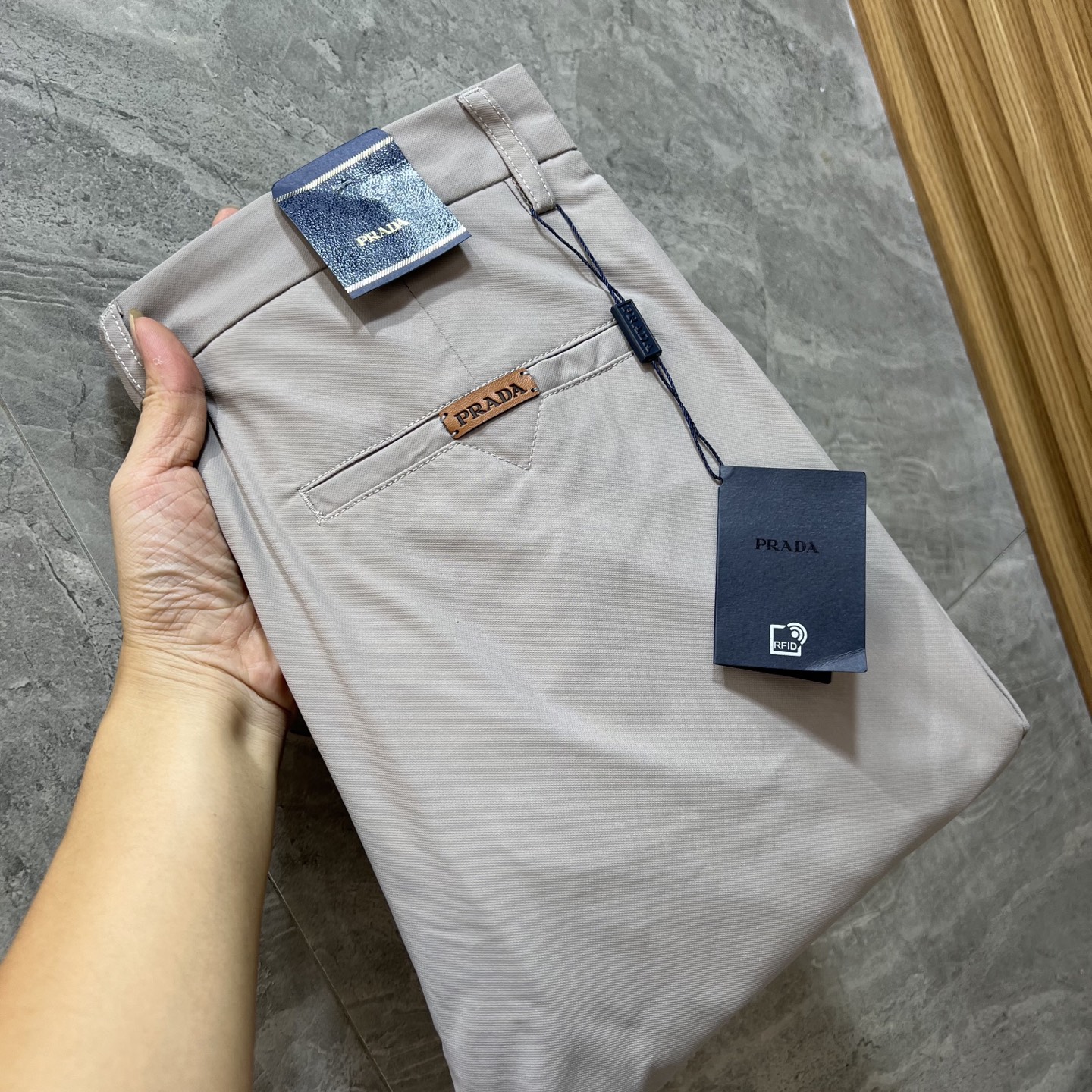 NO:529497,Prada/Prada 2025 autumn and winter new products, complete three standards, trousers, casual pants, good products, don't need to introduce too much, look at the details, counter number 29-38, 175/140 upper body 32,,prada,prada,alexander wang19860909Prada/普拉达 2025秋冬新品 三标齐全 西裤 休闲裤 好货不用过多介绍 看细节 专柜码数29-38 175/140上身32码,,prada,prada,alexander wang,Men's clothing