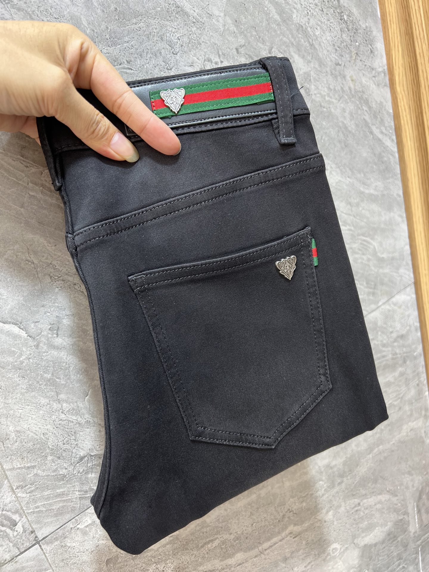 NO:530367,Gucci/Gucci 2025 autumn and winter new products, complete three standards, jeans, good products, don't need to introduce too much, look at the details, counter number 29-38, 175/140 upper body 32,,gucci,jeans,alexander wang19860909Gucci/古奇 2025秋冬新品 三标齐全 牛仔裤 好货不用过多介绍 看细节 专柜码数29-38 175/140上身32码,,gucci,jeans,alexander wang,Men's clothing