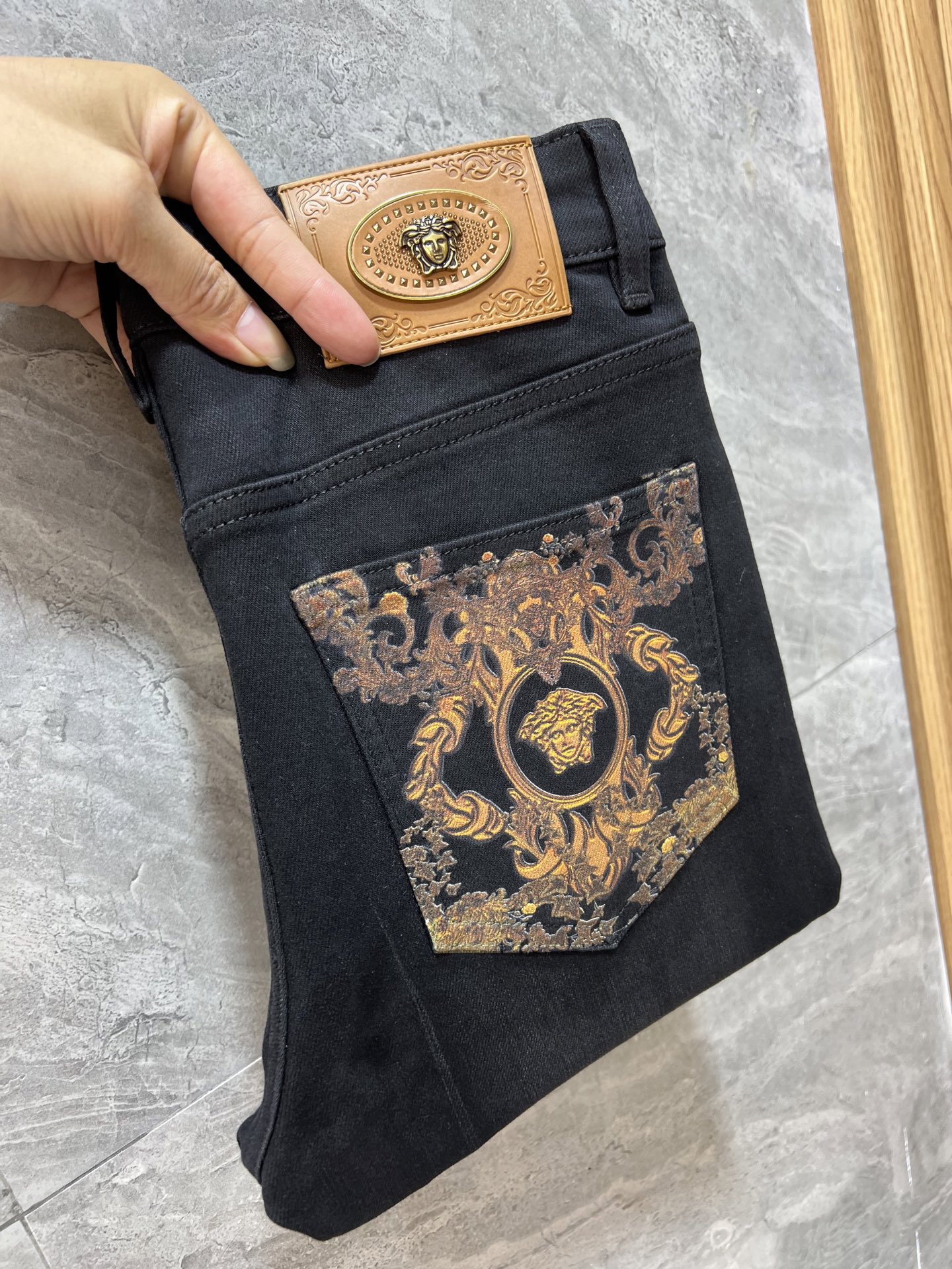 NO:530373,Versace/Versace 2025 autumn and winter new products, complete three standards, jeans, good products, don't need to be introduced too much, look at the details, counter number 29-38, 175/140 upper body 32,,versace,versace,jeans,alexander wang19860909Versace/范思哲 2025秋冬新品 三标齐全 牛仔裤 好货不用过多介绍 看细节 专柜码数29-38 175/140上身32码,,versace,versace,jeans,alexander wang,Men's clothing