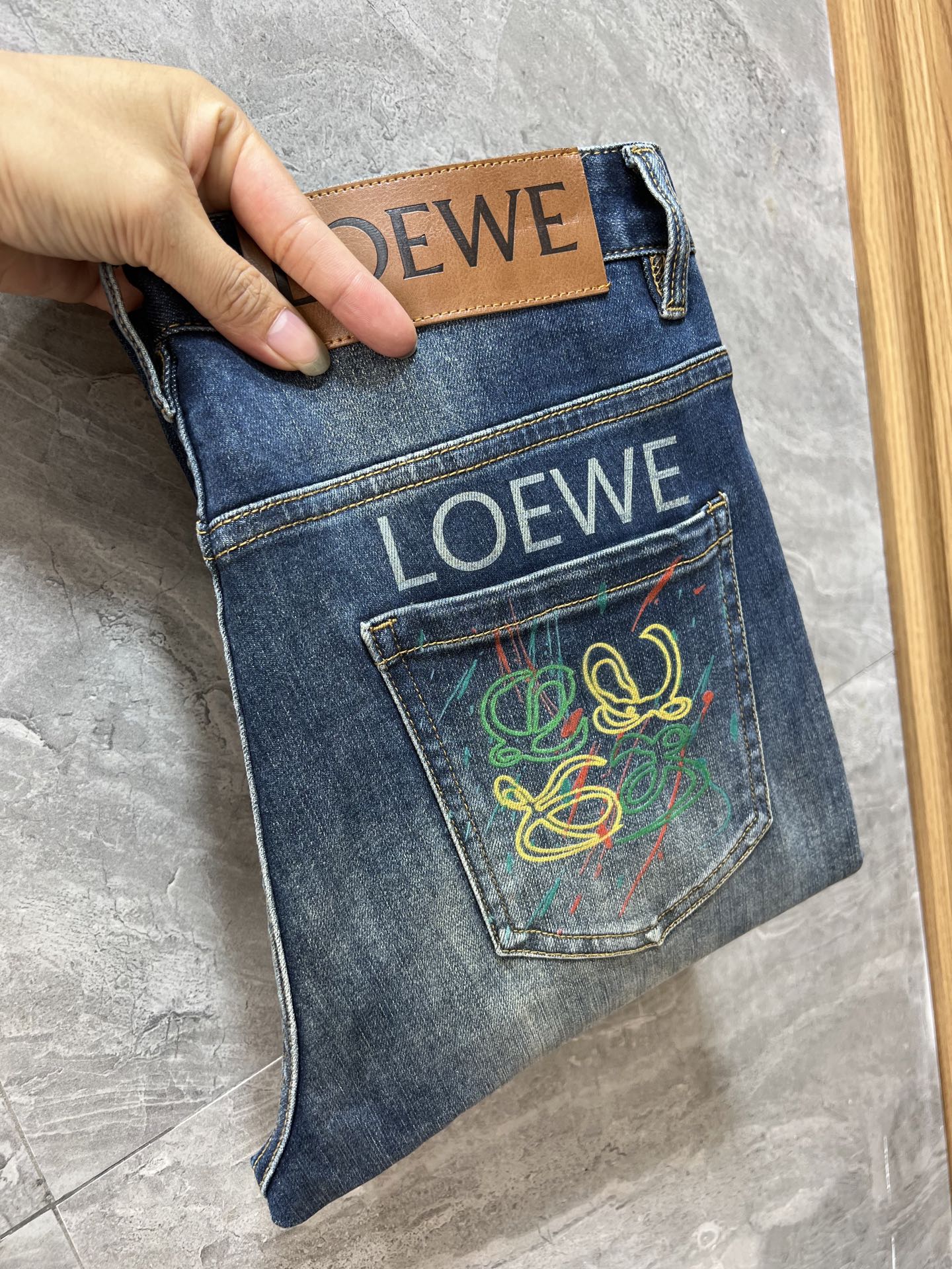 NO:530379,Loewe/Luo Yiwei 2025 autumn and winter new products, complete three standards, jeans, good products, don't need to be introduced too much, look at the details, counter number 28-38, 175/140 upper body 32,,loewe,loewe,jeans,alexander wang19860909Loewe/罗意威 2025秋冬新品 三标齐全 牛仔裤 好货不用过多介绍 看细节 专柜码数28-38 175/140上身32码,,loewe,loewe,jeans,alexander wang,Men's clothing