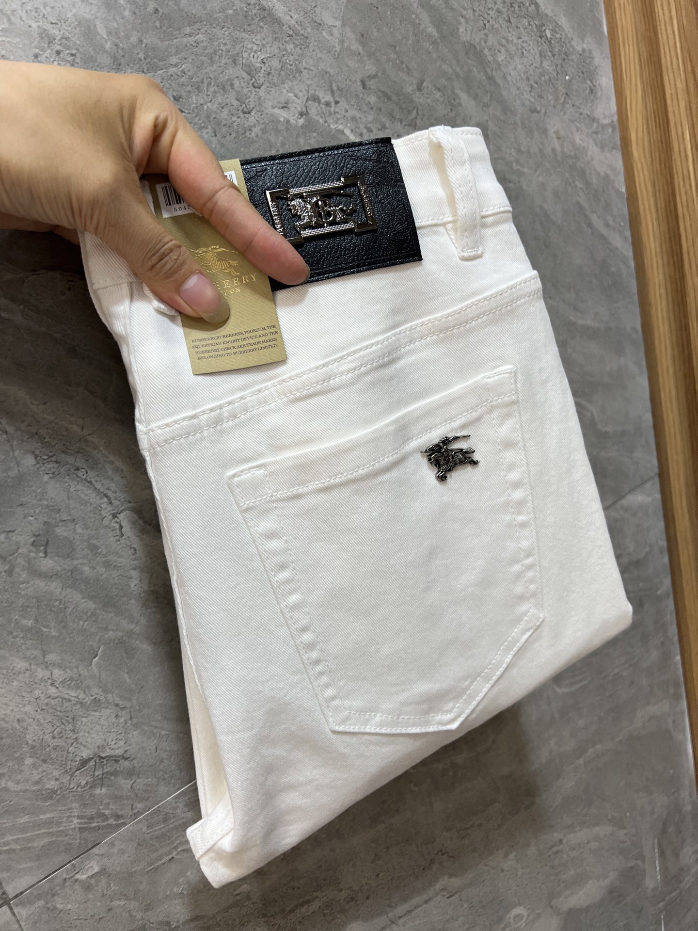 NO:530385,Burberry/Burberry 2025 autumn and winter new products, complete three standards, jeans, good products, don't need to introduce too much, look at the details, counter number 28-38, 175/140, upper body 32,,burberry,burberry,jeans,alexander wang19860909Burberry/巴宝莉 2025秋冬新品 三标齐全 牛仔裤 好货不用过多介绍 看细节 专柜码数28-38 175/140上身32码,,burberry,burberry,jeans,alexander wang,Men's clothing