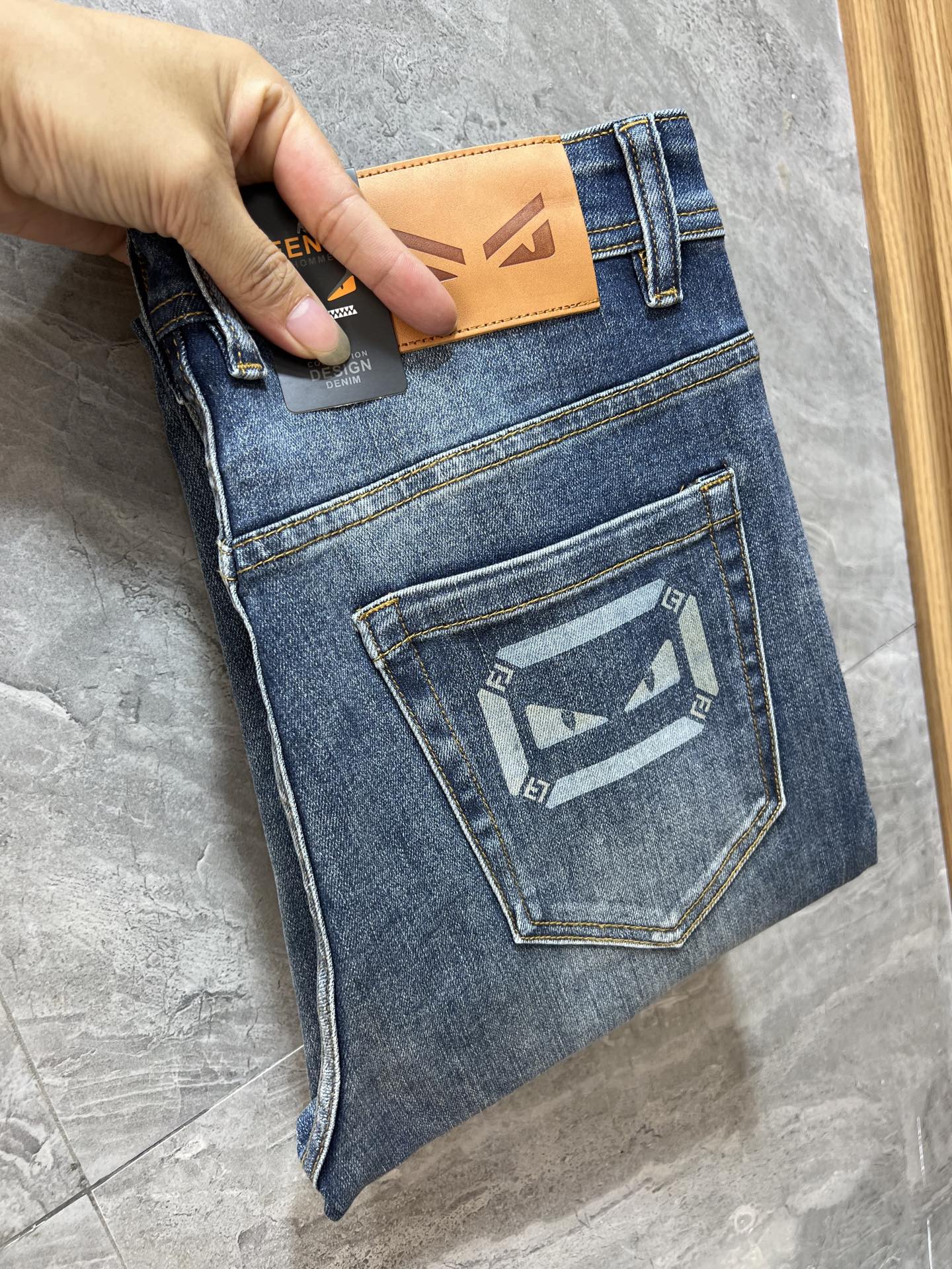 NO:530391,Fendi/Fendi 2025 autumn and winter new products, complete three standards, jeans, good products, don't need to be introduced too much, look at the details, counter number 28-38, 175/140 upper body 32,,fendi,fendi,jeans,alexander wang19860909Fendi/芬迪 2025秋冬新品 三标齐全 牛仔裤 好货不用过多介绍 看细节 专柜码数28-38 175/140上身32码,,fendi,fendi,jeans,alexander wang,Men's clothing