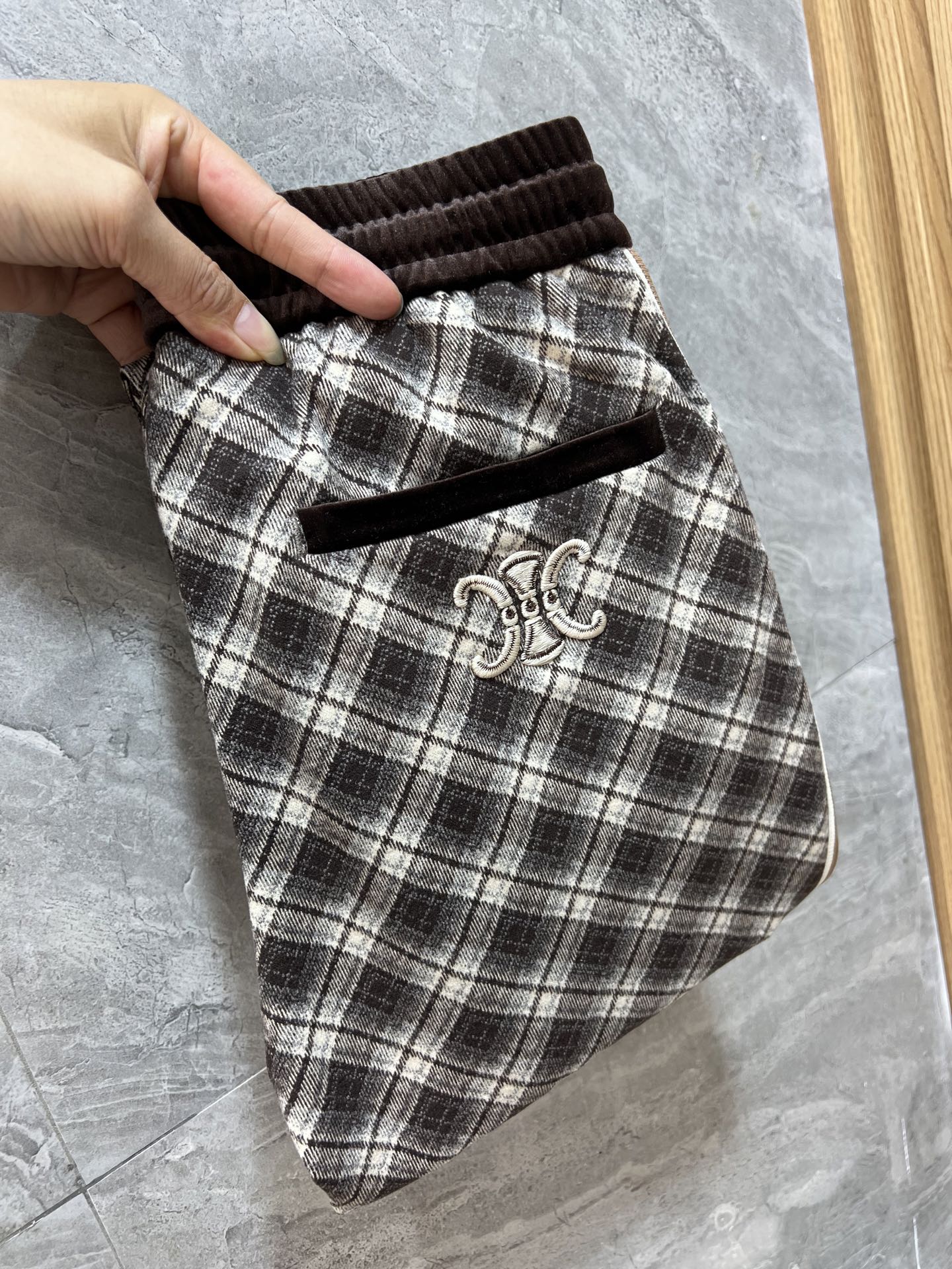 NO:530377,Celine/Celine 2025 autumn and winter new products, complete three standards, casual pants, no need to introduce too much good products, look at the details, counter code M-XXXXL 175/140 upper body L,,celine,celine,alexander wang19860909Celine/赛琳 2025秋冬新品 三标齐全 休闲裤 好货不用过多介绍 看细节 专柜码数M-XXXXL 175/140上身L,,celine,celine,alexander wang,Men's clothing