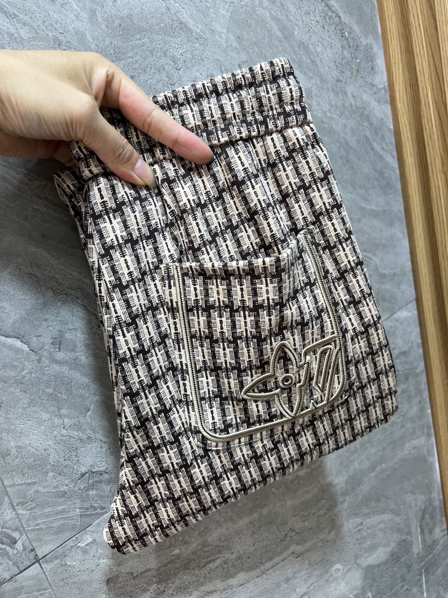 NO:530380,LV/Louis Vuitton 2025 autumn and winter new products, complete three standards, casual pants, good products, don't need to introduce too much, look at the details, counter number M-XXXXL 175/140 upper body L,, louis vuitton,louis vuitton,alexander wang19860909LV/路易威登 2025秋冬新品 三标齐全 休闲裤 好货不用过多介绍 看细节 专柜码数M-XXXXL 175/140上身L,,louis vuitton,louis vuitton,alexander wang,Men's clothing