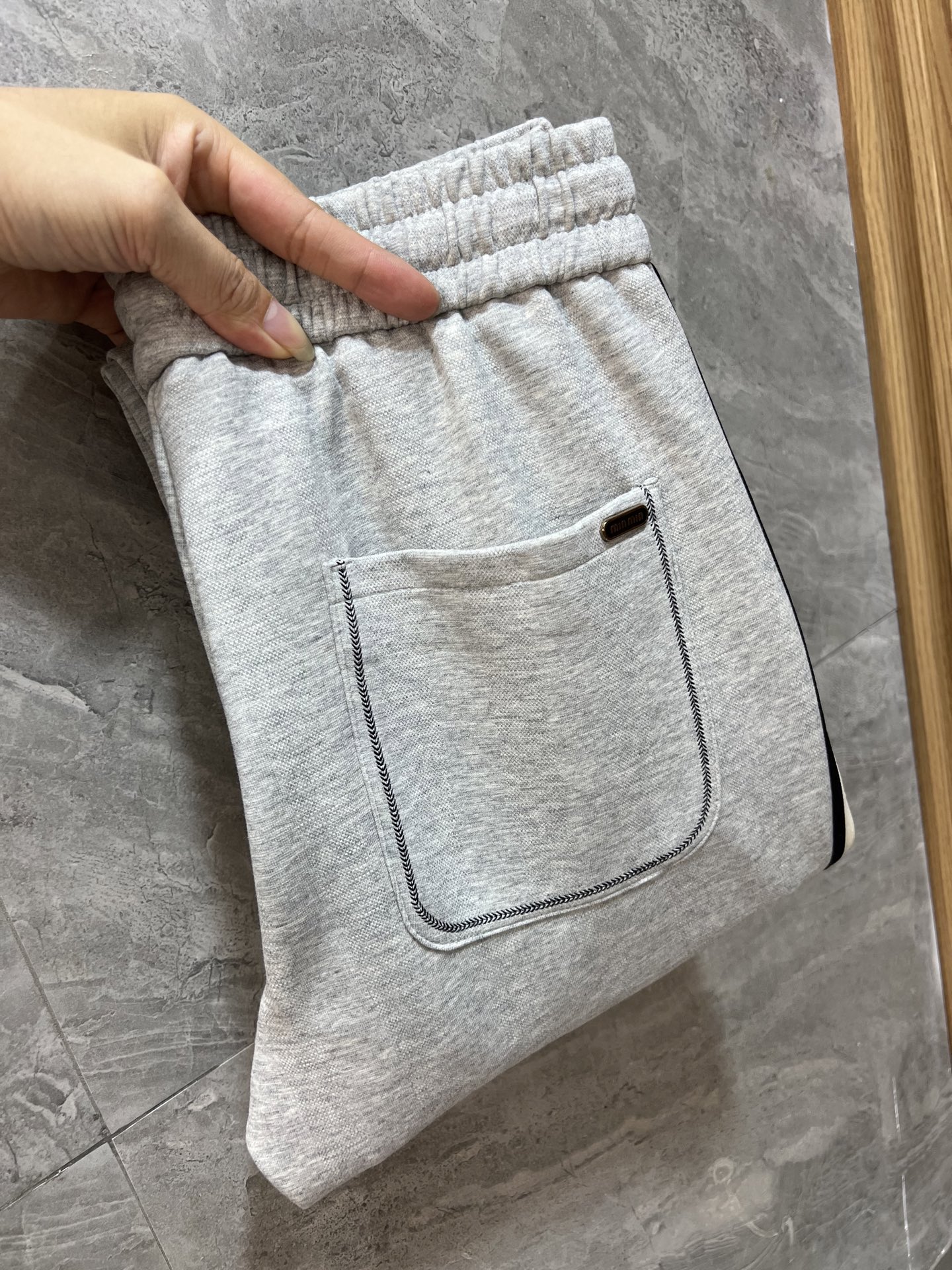 NO:530383,MiuMiu 2025 autumn and winter new products, complete three standards, casual pants, good products, don't need to introduce too much, look at the details, counter number M-XXXXL 175/140 upper body L,,miumiu,alexander wang19860909MiuMiu 2025秋冬新品 三标齐全 休闲裤 好货不用过多介绍 看细节 专柜码数M-XXXXL 175/140上身L,,miumiu,alexander wang,Men's clothing
