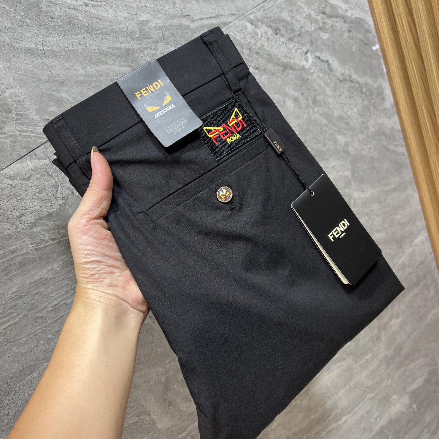 NO:530389,Fendi/Fendi 2025 autumn and winter new products, complete three standards, trousers, casual pants, good products, don't need to introduce too much, look at the details, counter number 29-38, 175/140 upper body 32,,fendi,fendi,alexander wang19860909Fendi/芬迪 2025秋冬新品 三标齐全 西裤 休闲裤 好货不用过多介绍 看细节 专柜码数29-38 175/140上身32码,,fendi,fendi,alexander wang,Men's clothing