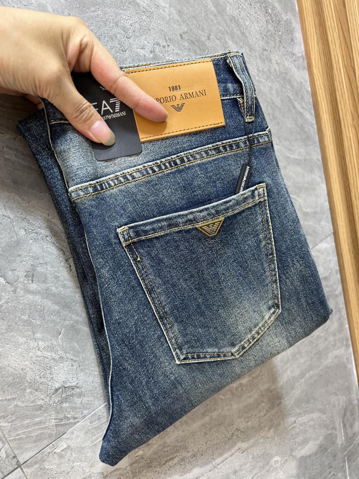 NO:531441,Armani/Armani 2025 autumn and winter new products, complete three standards, jeans, good products, don't need to be introduced too much, look at the details, counter number 29-38, 175/140 upper body 32,,armani,armani,jeans,alexander wang19860909Armani/阿玛尼 2025秋冬新品 三标齐全 牛仔裤 好货不用过多介绍 看细节 专柜码数29-38 175/140上身32码,,armani,armani,jeans,alexander wang,Men's clothing