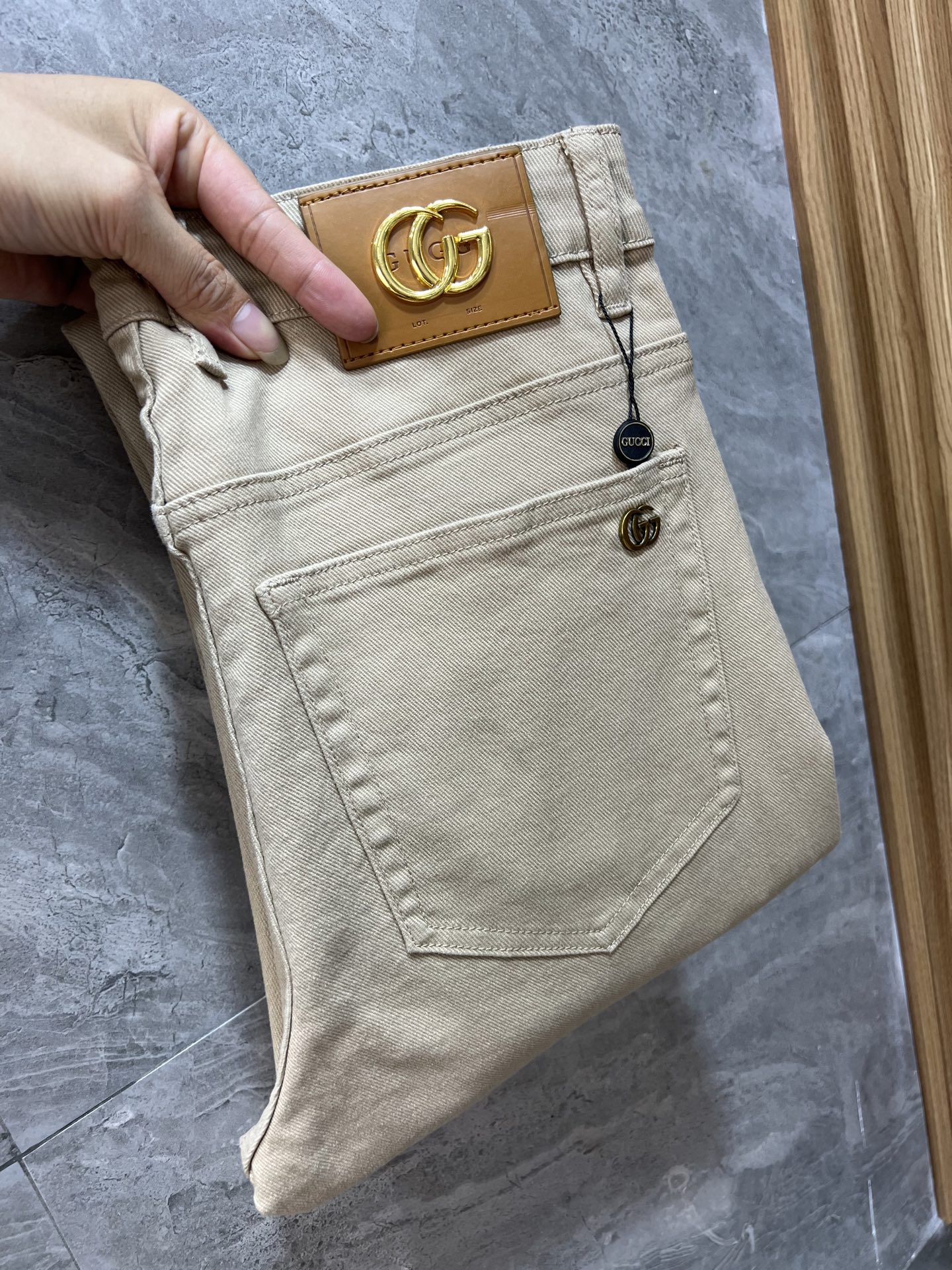 NO:531445,Gucci/Gucci 2025 autumn and winter new products, complete three standards, jeans, good products, don't need to introduce too much, look at the details, counter number 29-38, 175/140 upper body 32,,gucci,jeans,alexander wang19860909Gucci/古奇 2025秋冬新品 三标齐全 牛仔裤 好货不用过多介绍 看细节 专柜码数29-38 175/140上身32码,,gucci,jeans,alexander wang,Men's clothing