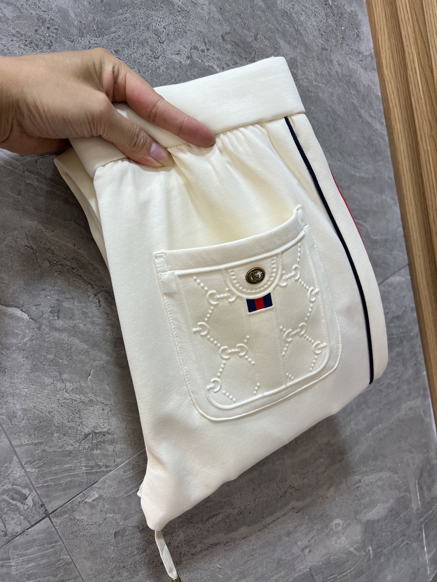 NO:531458,Gucci/Gucci 2025 autumn and winter new products, complete three standards, casual pants, good products, don't need to introduce too much, look at the details, counter number M-XXXXL 175/140 upper body L,,gucci,alexander wang19860909Gucci/古奇 2025秋冬新品 三标齐全 休闲裤 好货不用过多介绍 看细节 专柜码数M-XXXXL 175/140上身L,,gucci,alexander wang,Men's clothing