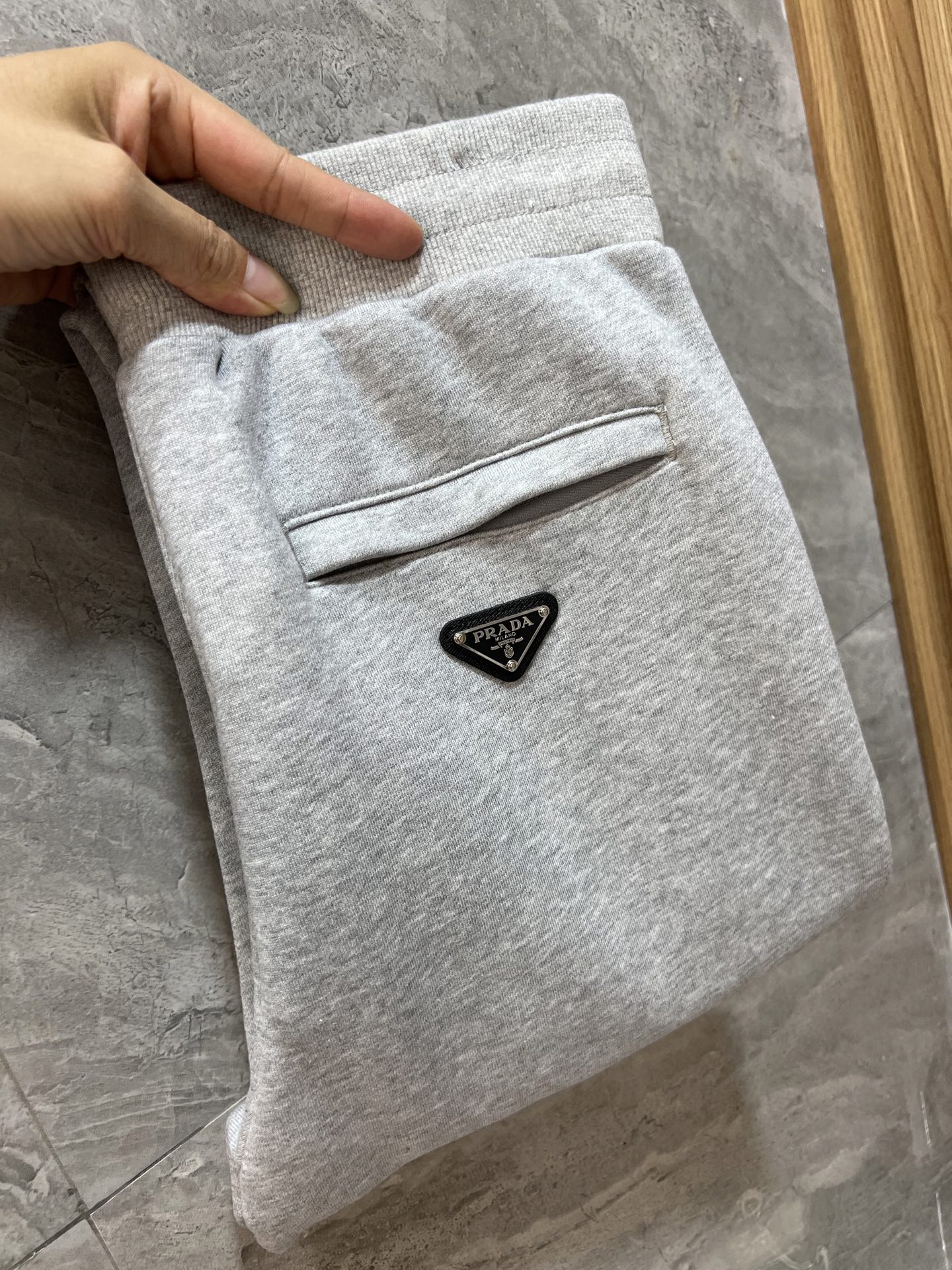 NO:531462,Prada/Prada 2025 autumn and winter new products, complete three-standard sweatpants, casual pants, no need to introduce too much good products, look at the details, counter code S-XL 175/140 upper body M,,prada,prada,alexander wang19860909Prada/普拉达 2025秋冬新品 三标齐全 卫裤 休闲裤 好货不用过多介绍 看细节 专柜码数S-XL 175/140上身M,,prada,prada,alexander wang,Men's clothing