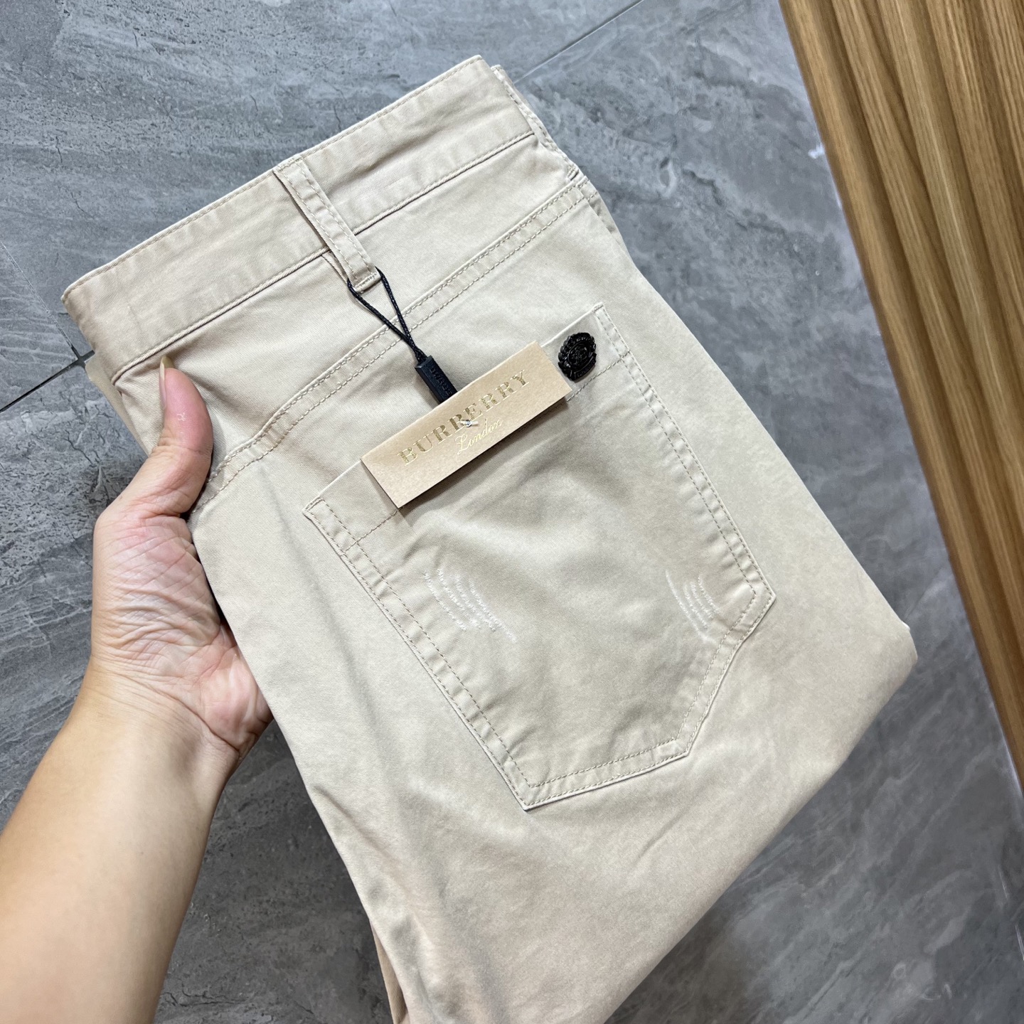NO:531447,Burberry/Burberry 2025 autumn and winter new products, complete three-standard trousers, casual pants, good products, don't need to introduce too much, look at the details, counter number 29-38, 175/140, upper body 32,,burberry,burberry,alexander wang19860909Burberry/巴宝莉 2025秋冬新品 三标齐全 西裤 休闲裤 好货不用过多介绍 看细节 专柜码数29-38 175/140上身32码,,burberry,burberry,alexander wang,Men's clothing