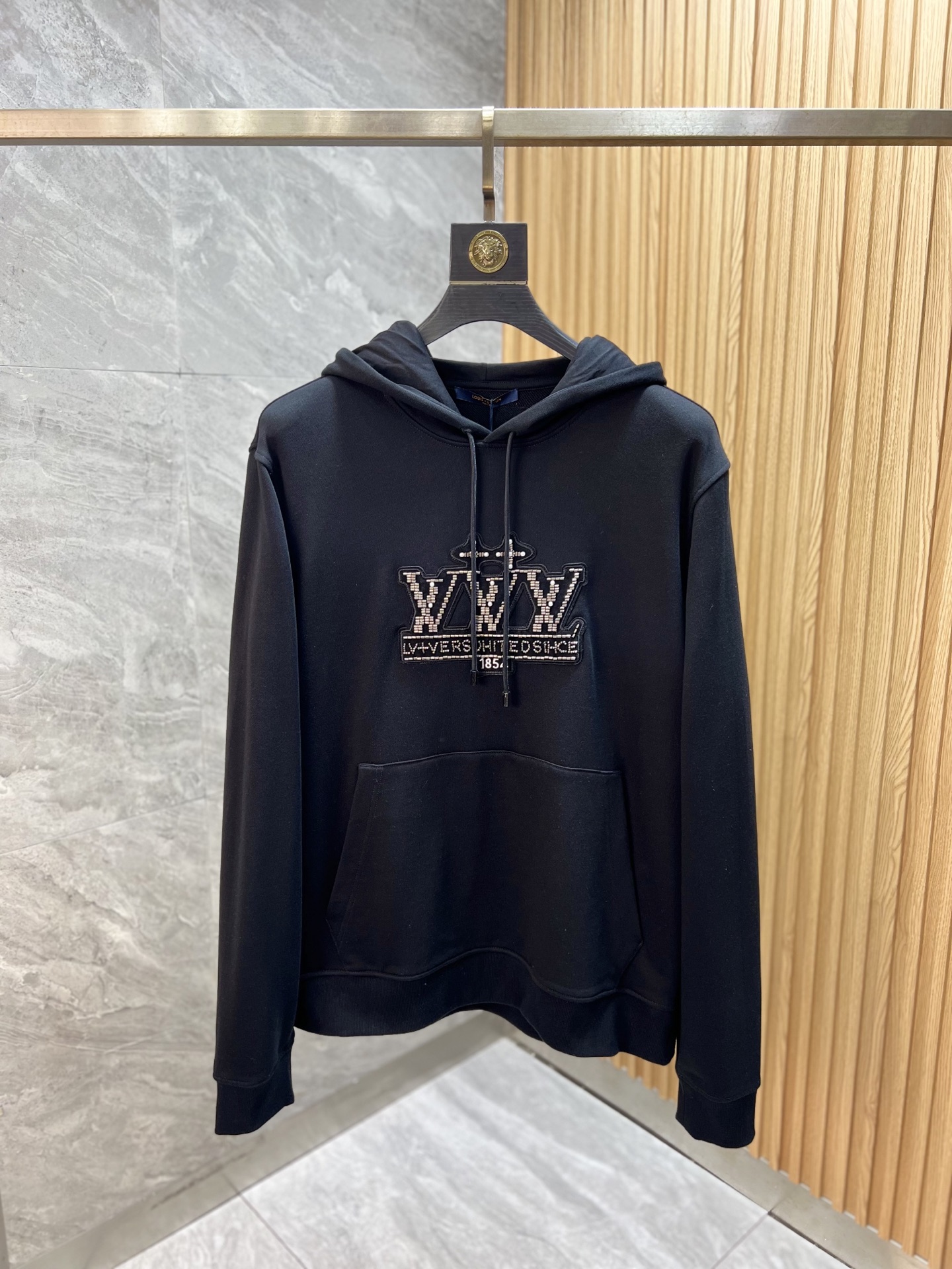 NO:564221,LV/Louis Vuitton has new products for autumn and winter, complete with three labels, pure cotton hooded sweatshirt, good product, no need to introduce too much, look at the details, counter size S-XL 175/140 recommended M,, louis vuitton, louis vuitton, hoodie, sweatshirts, hats, alexander wang19860909LV/路易威登 年秋冬新品上新 三标齐全 纯棉连帽卫衣 好货不用过多介绍 看细节 专柜码数S-XL 175/140建议M,,louis vuitton,louis vuitton,hoodie,sweatshirts,hats,alexander wang,Men's clothing