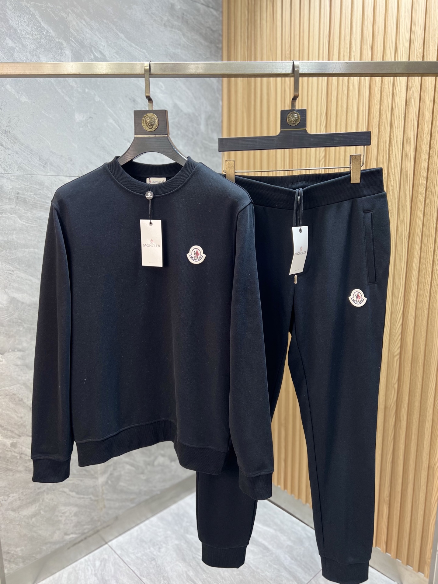 NO:564228,Sweatshirts, sweatpants, Moncler/mask, new products for autumn and winter, complete with three labels, can be matched with suits, good products, no need to introduce too much, look at the details, counter size S-XL 175/140, recommended M, Moncler, hoodie, sweatshirts, alexander wang19860909卫衣 卫裤 Moncler/蒙口 年秋冬新品上新 三标齐全 可搭配套装 好货不用过多介绍 看细节 专柜码数S-XL 175/140建议M,,Moncler,hoodie,sweatshirts,alexander wang,Men's clothing