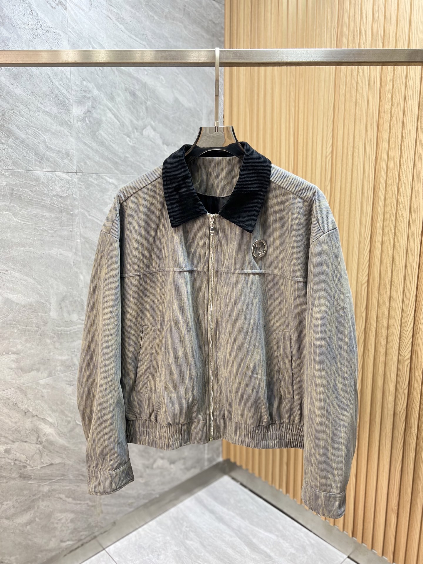 NO:540909,Gucci/Gucci 2025 new autumn and winter products are available, complete three standards, jackets, no need to introduce too much good products, look at the details, counter code M-XXXL /140 suggestions L,,gucci,jackets & coats,jackets & coats,alexander wang19860909Gucci/古奇 2025年秋冬新品上新 三标齐全 夹克外套 好货不用过多介绍 看细节 专柜码数M-XXXL /140建议L,,gucci,jackets & coats,jackets & coats,alexander wang,Men's clothing