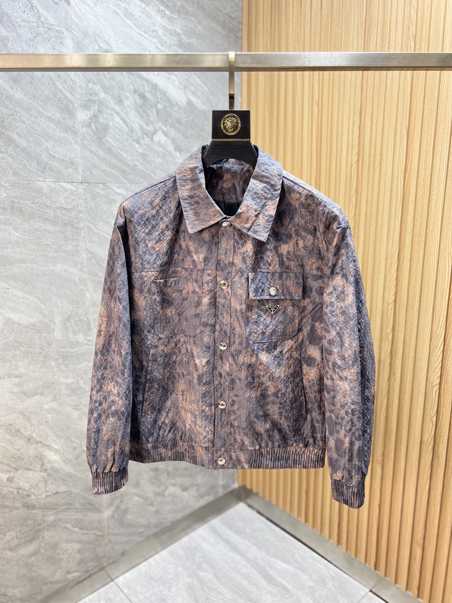 NO:540036,Prada/Prada 2025 autumn and winter new products are available, three standards are complete, jackets and jackets, don’t need to introduce too much, look at the details, counter code M-XXXL 175/140 Suggestions,,prada,prada,jackets & coats,jackets & coats,alexander wang19860909Prada/普拉达 2025年秋冬新品上新 三标齐全 夹克外套 好货不用过多介绍 看细节 专柜码数M-XXXL 175/140建议L,,prada,prada,jackets & coats,jackets & coats,alexander wang,Men's clothing