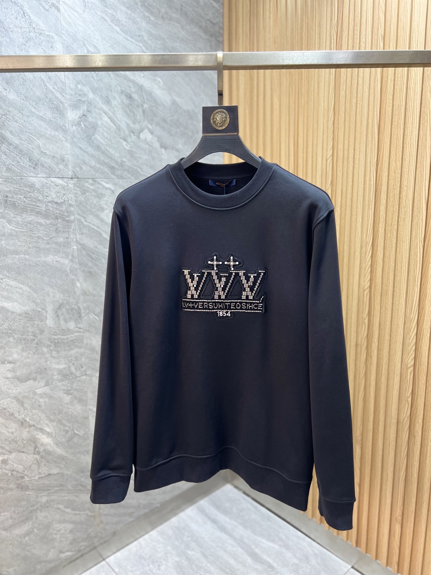 NO:540038,LV/Louis Vuitton 2025 autumn and winter new products, complete three standards, round neck sweatshirts, same style for men and women, good products do not need to be introduced too much, look at the details, counter code number S-XL 175/140 suggestion M,, louis vuitton, louis vuitton, hoodie, sweatshirts, alexander wang19860909LV/路易威登 2025秋冬新品 三标齐全 圆领卫衣 男女同款 好货不用过多介绍 看细节 专柜码数 S-XL 175/140建议M,,louis vuitton,louis vuitton,hoodie,sweatshirts,alexander wang,Men's clothing