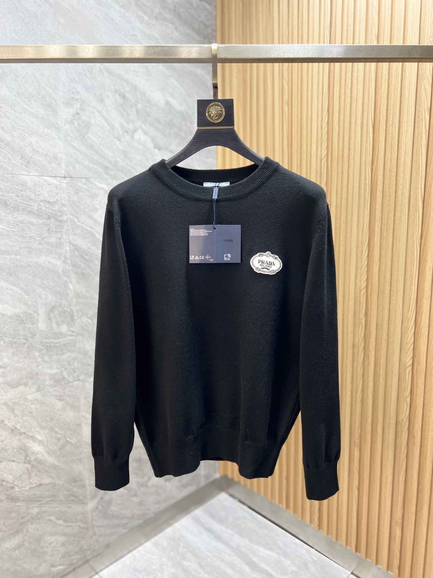NO:540029,Prada/Prada 2025 autumn and winter new products are available, three standards are complete, round neck sweater, good products do not need to be introduced too much, look at the details, counter number M-XXXL 175/140 Suggestions,,prada,prada,sweaters,alexander wang19860909Prada/普拉达 2025年秋冬新品上新 三标齐全 圆领毛衣 好货不用过多介绍 看细节 专柜码数M-XXXL 175/140建议L,,prada,prada,sweaters,alexander wang,Men's clothing