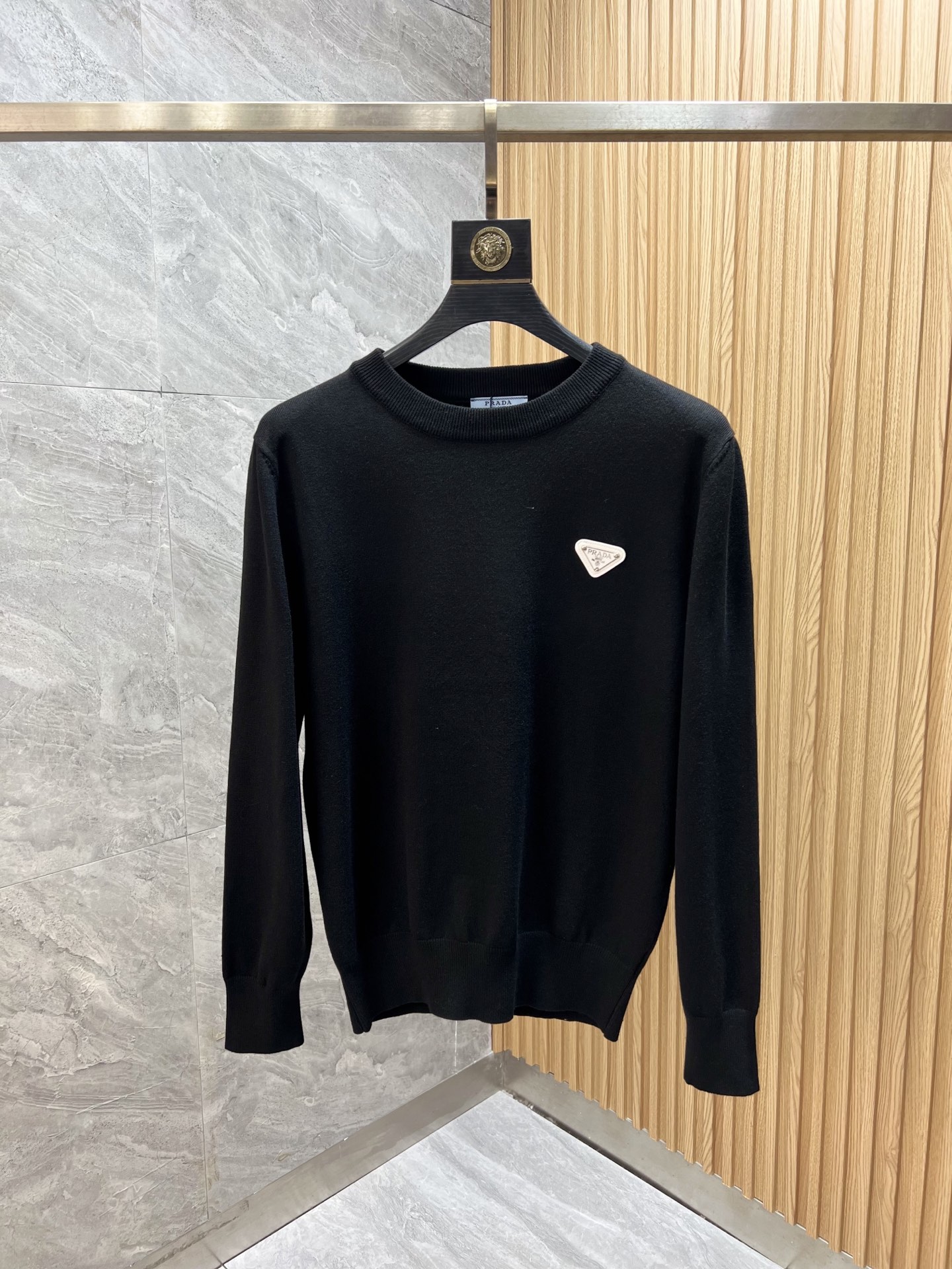 NO:540033,Prada/Prada 2025 autumn and winter new products are available, three standards are complete, round neck sweater, good products do not need to be introduced too much, look at the details, counter number M-XXXL 175/140 Suggestions,,prada,prada,sweaters,alexander wang19860909Prada/普拉达 2025年秋冬新品上新 三标齐全 圆领毛衣 好货不用过多介绍 看细节 专柜码数M-XXXL 175/140建议L,,prada,prada,sweaters,alexander wang,Men's clothing