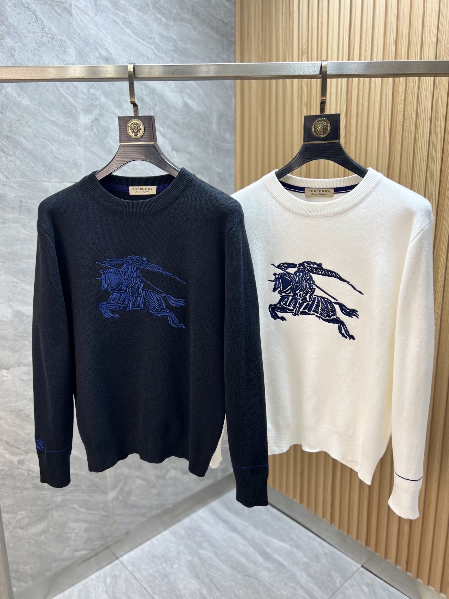 NO:539870,Burberry/Burberry 2025 new autumn and winter products are available, complete three standards, round neck sweater, good products do not need to be introduced too much, look at the details, counter number M-XXXL /140 suggestions L, burberry, burberry, sweaters, alexander wang19860909Burberry/巴宝莉 2025年秋冬新品上新 三标齐全 圆领毛衣 好货不用过多介绍 看细节 专柜码数M-XXXL /140建议L,,burberry,burberry,sweaters,alexander wang,Men's clothing