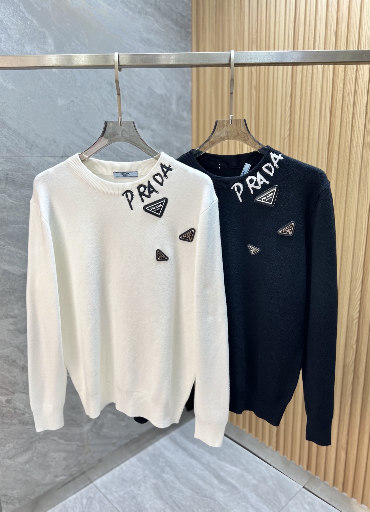 NO:538935,Prada/Prada 2025 autumn and winter new products are available, three standards are complete, round neck sweater, good products do not need to be introduced too much, look at the details, counter number M-XXXL 175/140 Suggestions,,prada,prada,sweaters,alexander wang19860909Prada/普拉达 2025年秋冬新品上新 三标齐全 圆领毛衣 好货不用过多介绍 看细节 专柜码数M-XXXL 175/140建议L,,prada,prada,sweaters,alexander wang,Men's clothing