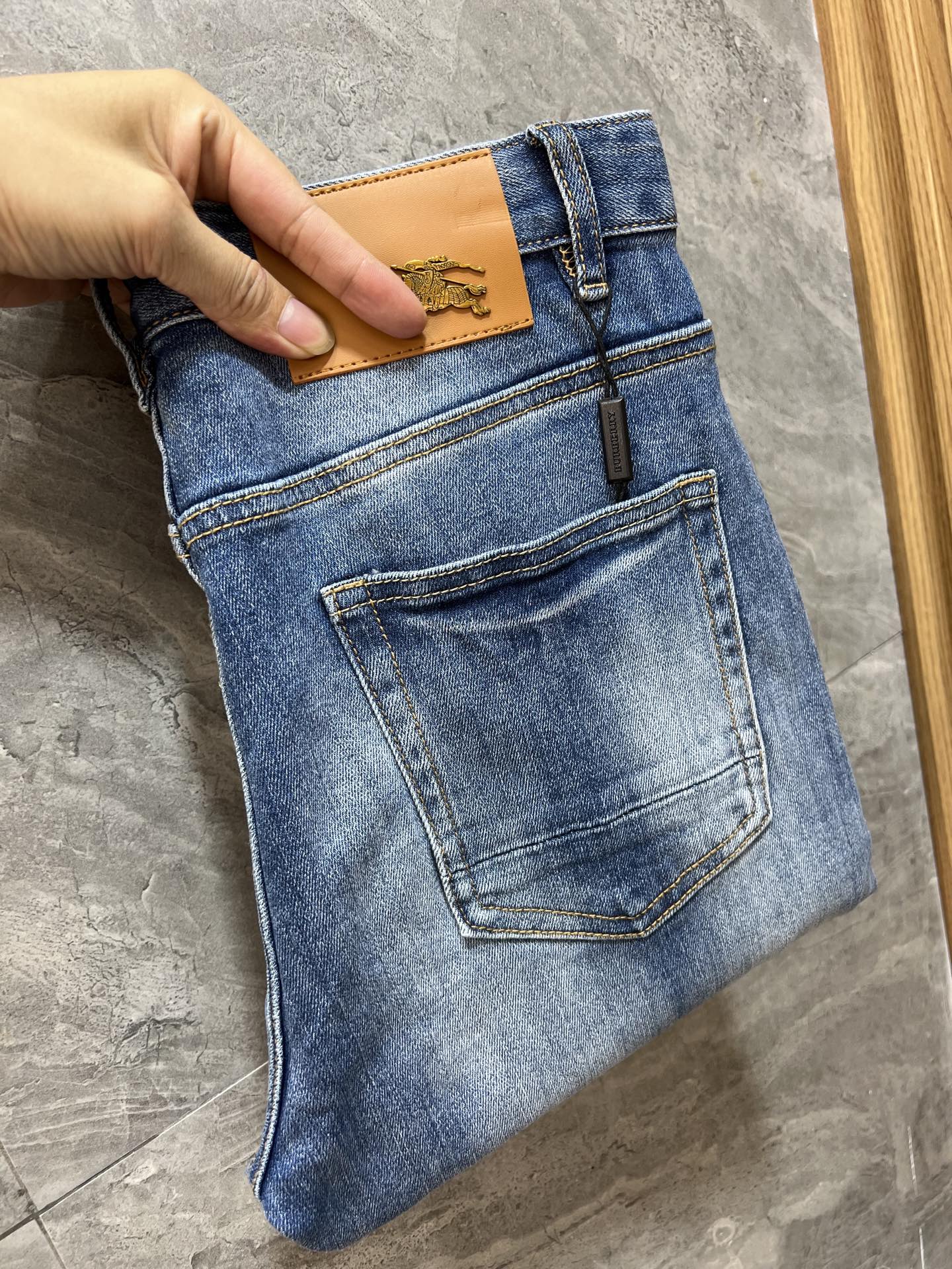 NO:539902,Burberry/Burberry 2025 autumn and winter new products, complete three standards, jeans, good products, don't need to be introduced too much, look at the details, counter number 29-38 / 140 upper body 32,,burberry,burberry,jeans,alexander wang19860909Burberry/巴宝莉 2025秋冬新品 三标齐全 牛仔裤 好货不用过多介绍 看细节 专柜码数29-38 /140上身32码,,burberry,burberry,jeans,alexander wang,Men's clothing
