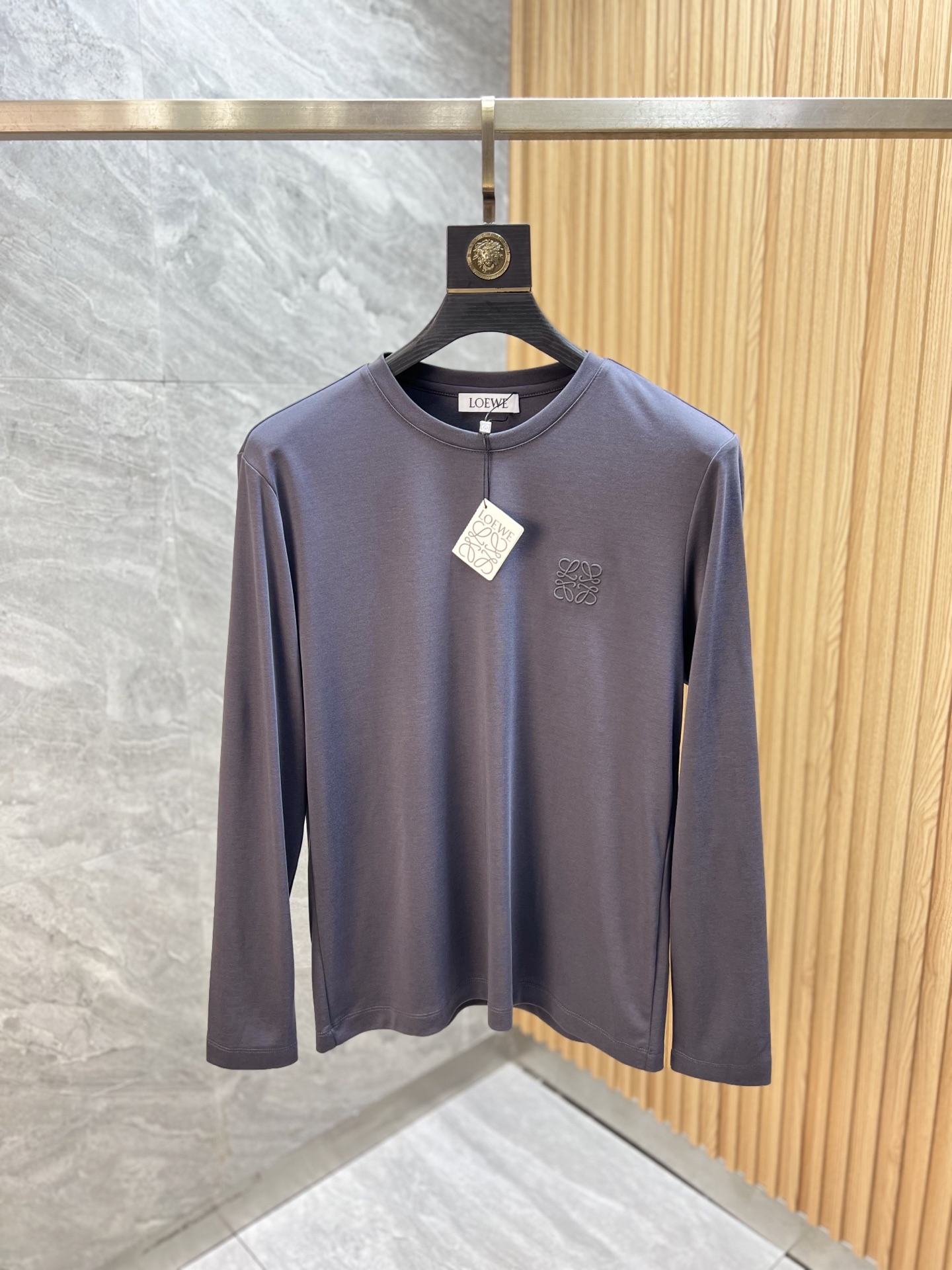 NO:539927,Loewe/Luo Yiwei 2025 autumn and winter new products are available, complete three standards, round neck long-sleeved base shirt, no need to introduce too much good products, look at the details, counter number M-XXXL / Suggestions L,,loewe,loewe,alexander wang19860909Loewe/罗意威 2025年秋冬新品上新 三标齐全 圆领长袖打底衫 好货不用过多介绍 看细节 专柜码数M-XXXL /建议L,,loewe,loewe,alexander wang,Men's clothing