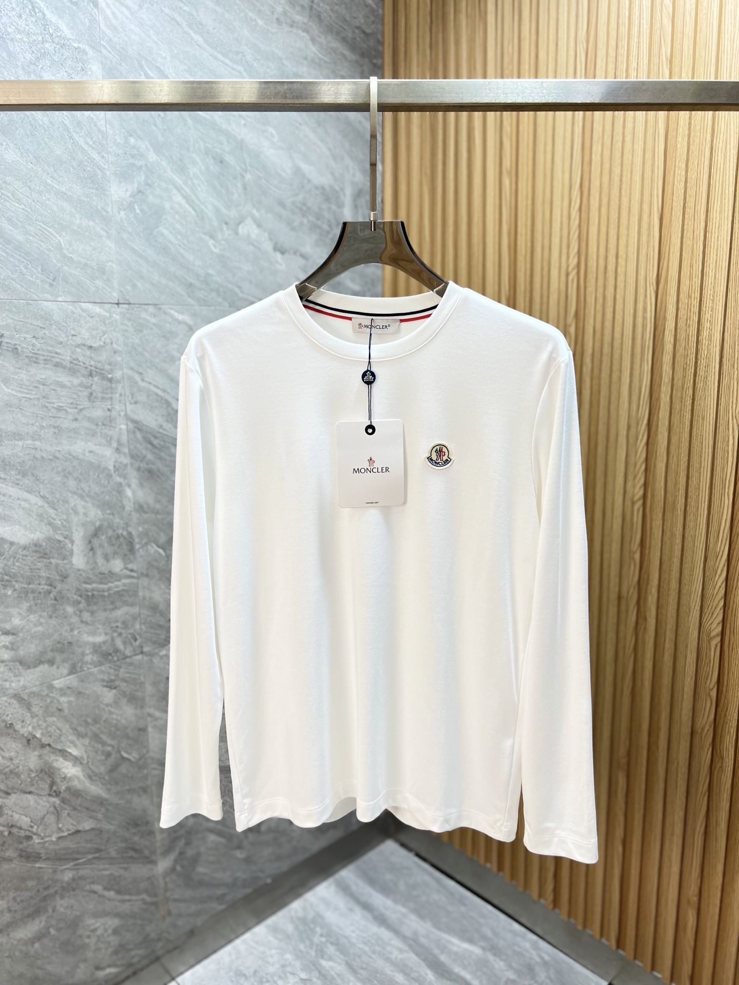 NO:539914,Moncler/Monkey. New products for 2025 fall and winter are available. Three standards are complete. Round neck long-sleeved base shirt. Don’t need to introduce too much good products. Look at the details. Counter code M-XXXL/Suggestions L,, Moncler, alexander wang19860909Moncler/蒙口 2025年秋冬新品上新 三标齐全 圆领长袖打底衫 好货不用过多介绍 看细节 专柜码数M-XXXL /建议L,,Moncler,alexander wang,Men's clothing