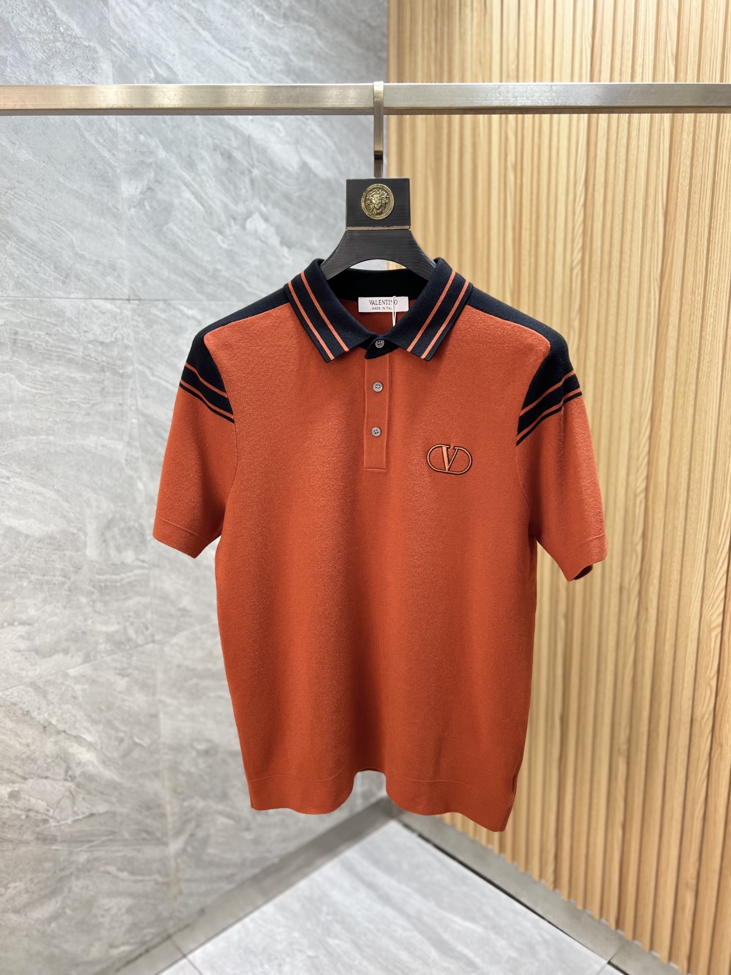 NO:539922,Valentino 2025 new products are available in autumn and winter. Three standards are complete. Lapel knitted short-sleeved base shirt. Don’t need to introduce too much good products. Look at the details. Counter code M-XXXL /140 suggestions L, valentino, T-shirt, alexander wang19860909华伦天奴 2025年秋冬新品上新 三标齐全 翻领针织短袖打底衫 好货不用过多介绍 看细节 专柜码数M-XXXL /140建议L,,valentino,T-shirt,alexander wang,Men's clothing