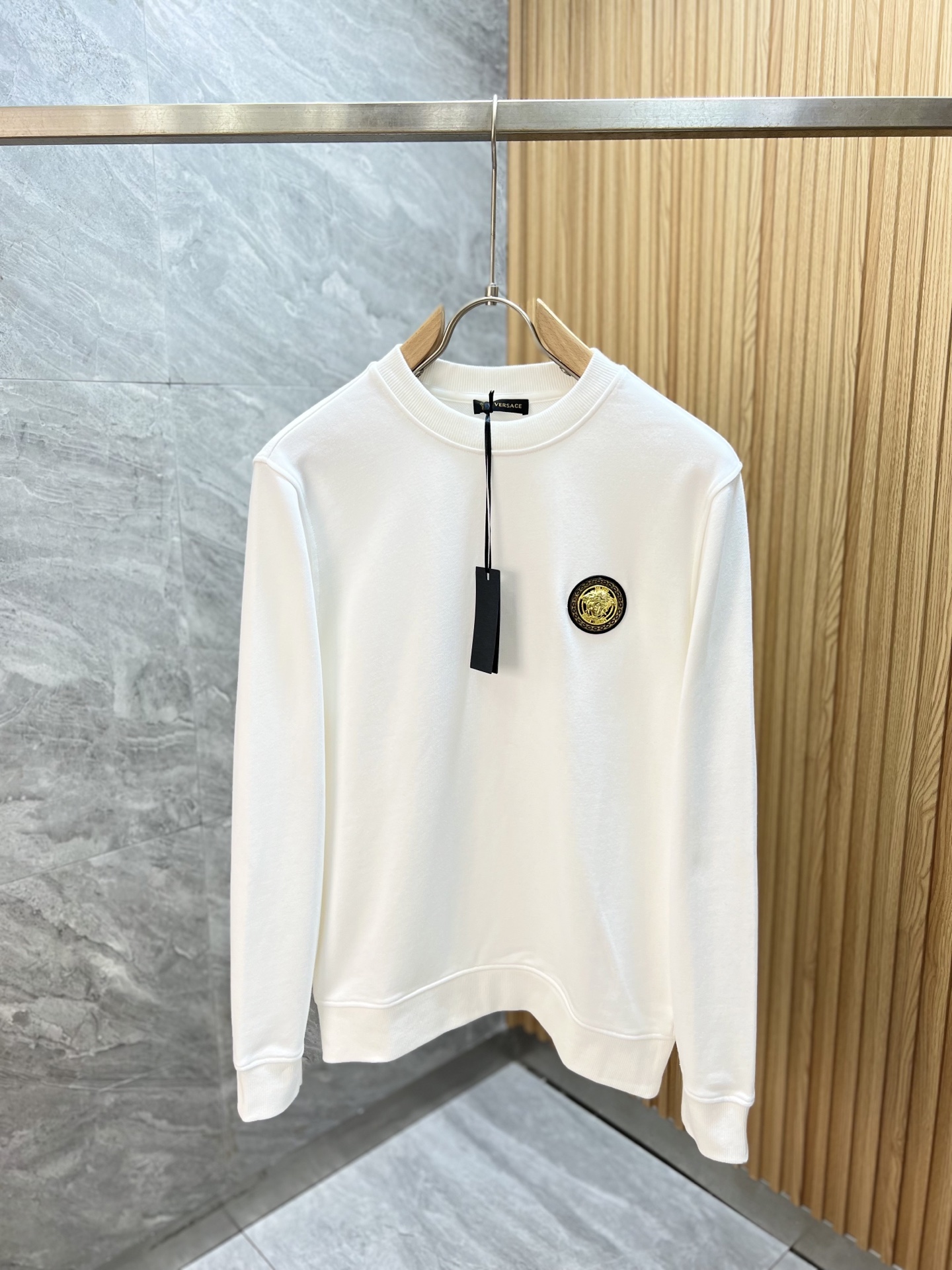 NO:540947,Versace/Versace 2025 autumn and winter new products, complete three standards, round neck sweatshirts, same style for men and women, good products do not need to be introduced too much, look at the details, counter code number S-XL 175/140 suggestion M,,versace,versace,hoodie,sweatshirts,alexander wang19860909Versace/范思哲 2025秋冬新品 三标齐全 圆领卫衣 男女同款 好货不用过多介绍 看细节 专柜码数 S-XL 175/140建议M,,versace,versace,hoodie,sweatshirts,alexander wang,Men's clothing