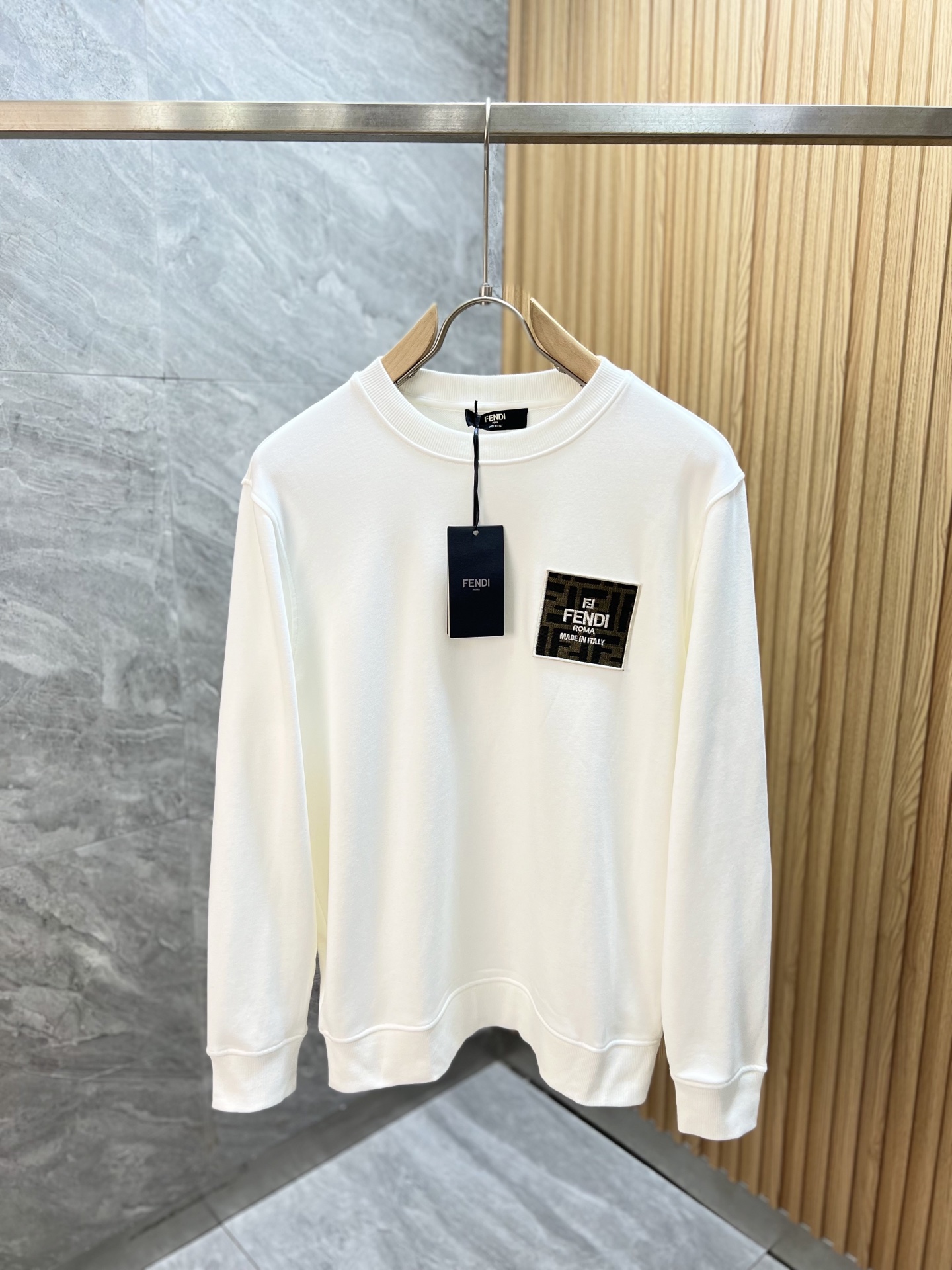 NO:540950,Fendi/Fendi 2025 autumn and winter new products, complete three standards, round neck sweatshirts, same style for men and women, good products do not need to be introduced too much, look at the details, counter code number S-XL 175/140 suggestion M,,fendi,fendi,hoodie,sweatshirts,alexander wang19860909Fendi/芬迪 2025秋冬新品 三标齐全 圆领卫衣 男女同款 好货不用过多介绍 看细节 专柜码数 S-XL 175/140建议M,,fendi,fendi,hoodie,sweatshirts,alexander wang,Men's clothing