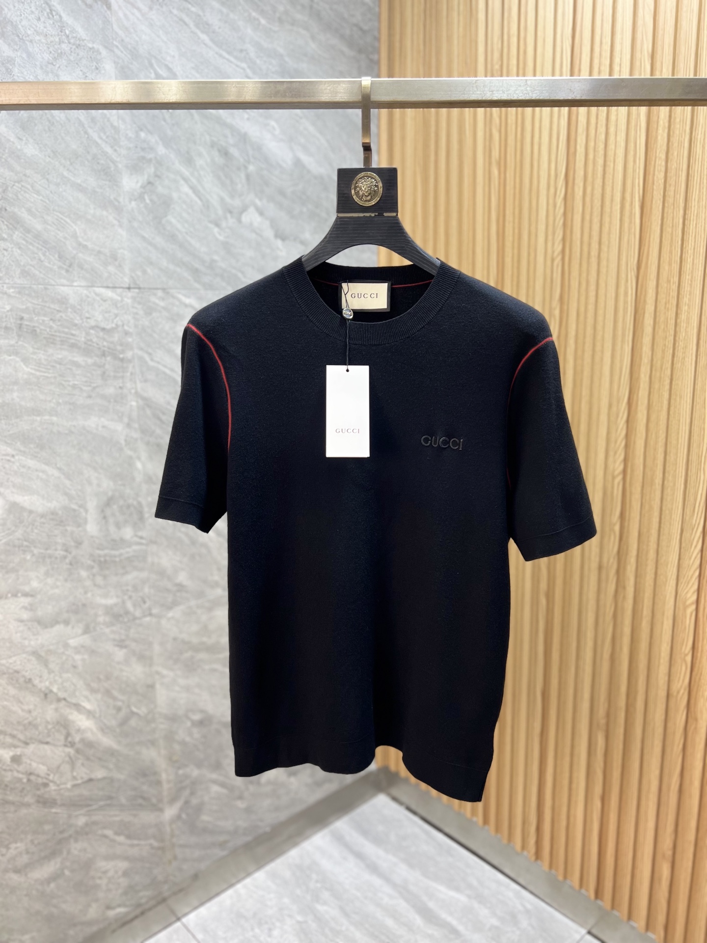 NO:540956,Gucci/Gucci 2025 new autumn and winter products are available, complete three standards, round neck knitted short-sleeved base shirt, no need to introduce too much good products, look at the details, counter number M-XXXL 175/140 Suggestions L,,gucci, T-shirt, alexander wang19860909Gucci/古奇 2025年秋冬新品上新 三标齐全 圆领针织短袖打底衫 好货不用过多介绍 看细节 专柜码数M-XXXL 175/140建议L,,gucci,T-shirt,alexander wang,Men's clothing