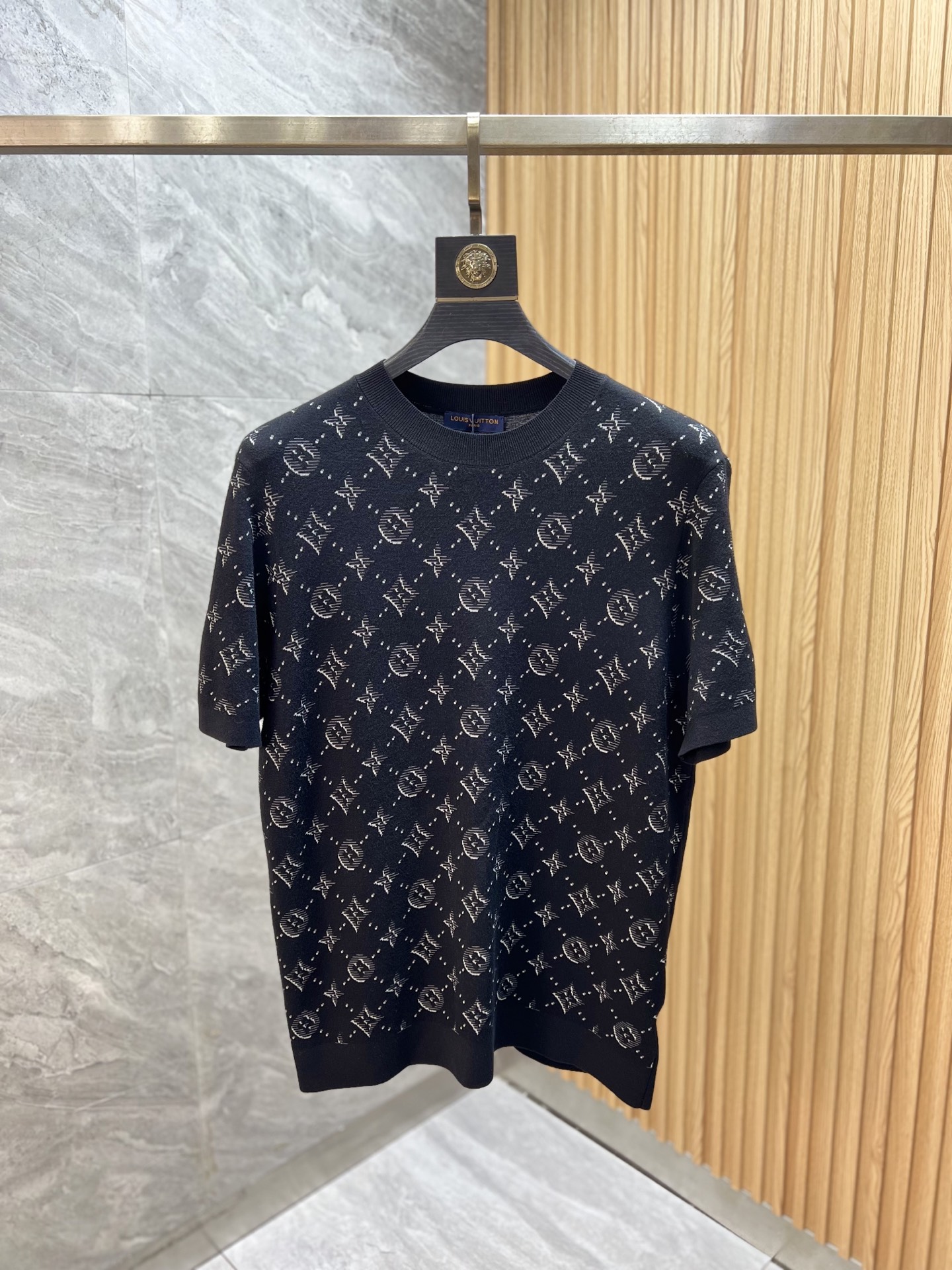 NO:540959,LV/Louis Vuitton 2025 autumn and winter new products are available, complete three standards, round neck knitted short-sleeved base shirt, no need to introduce the good products too much, look at the details, counter number M-XXXL 175/140 Suggestions, L, louis vuitton, louis vuitton, T-shirt, alexander wang19860909LV/路易威登 2025年秋冬新品上新 三标齐全 圆领针织短袖打底衫 好货不用过多介绍 看细节 专柜码数M-XXXL 175/140建议L,,louis vuitton,louis vuitton,T-shirt,alexander wang,Men's clothing