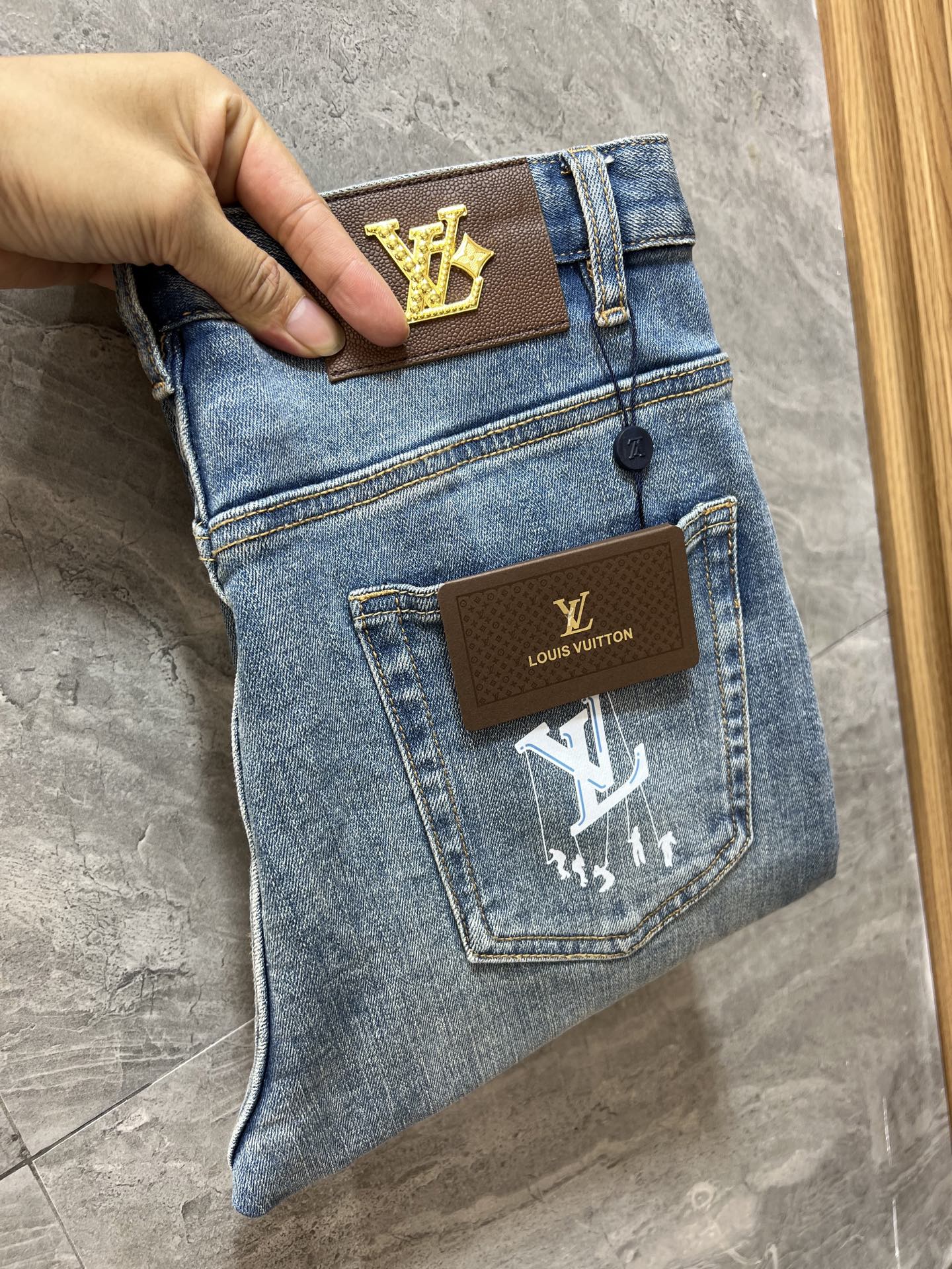 NO:547343,LV/Louis Vuitton 2025 autumn and winter new products, complete three standards, jeans, good products, don't need to be introduced too much, look at the details, counter number 29-38 / 140 upper body 32,,louis vuitton,louis vuitton,jeans,alexander wang19860909LV/路易威登 2025秋冬新品 三标齐全 牛仔裤 好货不用过多介绍 看细节 专柜码数29-38 /140上身32码,,louis vuitton,louis vuitton,jeans,alexander wang,Men's clothing