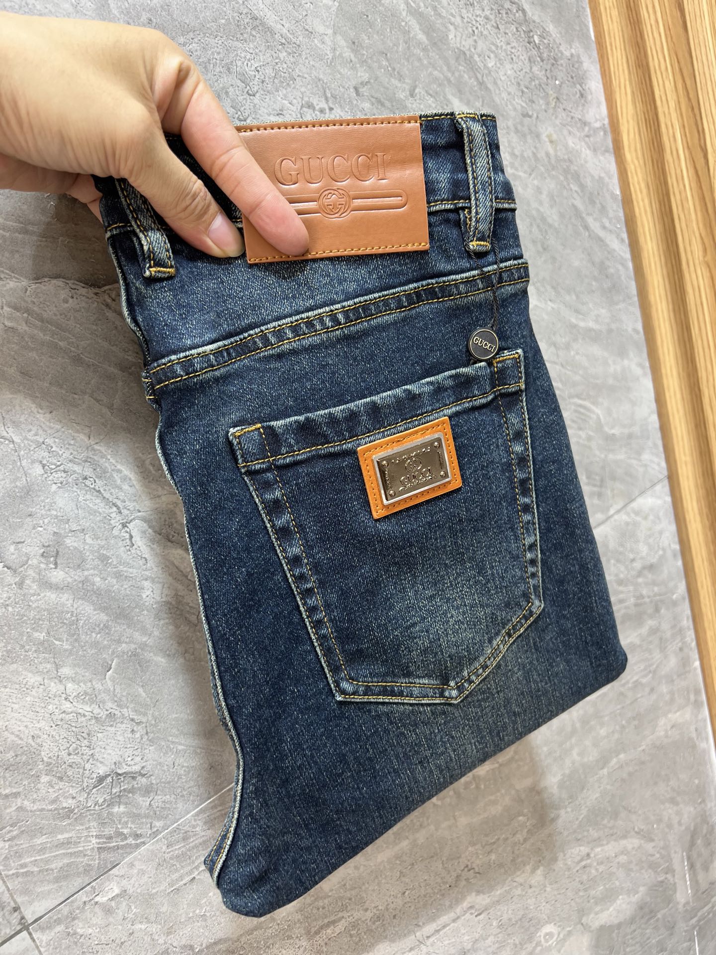 NO:547347,Gucci/Gucci 2025 autumn and winter new products, complete three standards, jeans, good products, don't need to be introduced too much, look at the details, counter number 29-38 / 140 upper body 32,,gucci,jeans,alexander wang19860909Gucci/古奇 2025秋冬新品 三标齐全 牛仔裤 好货不用过多介绍 看细节 专柜码数29-38 /140上身32码,,gucci,jeans,alexander wang,Men's clothing