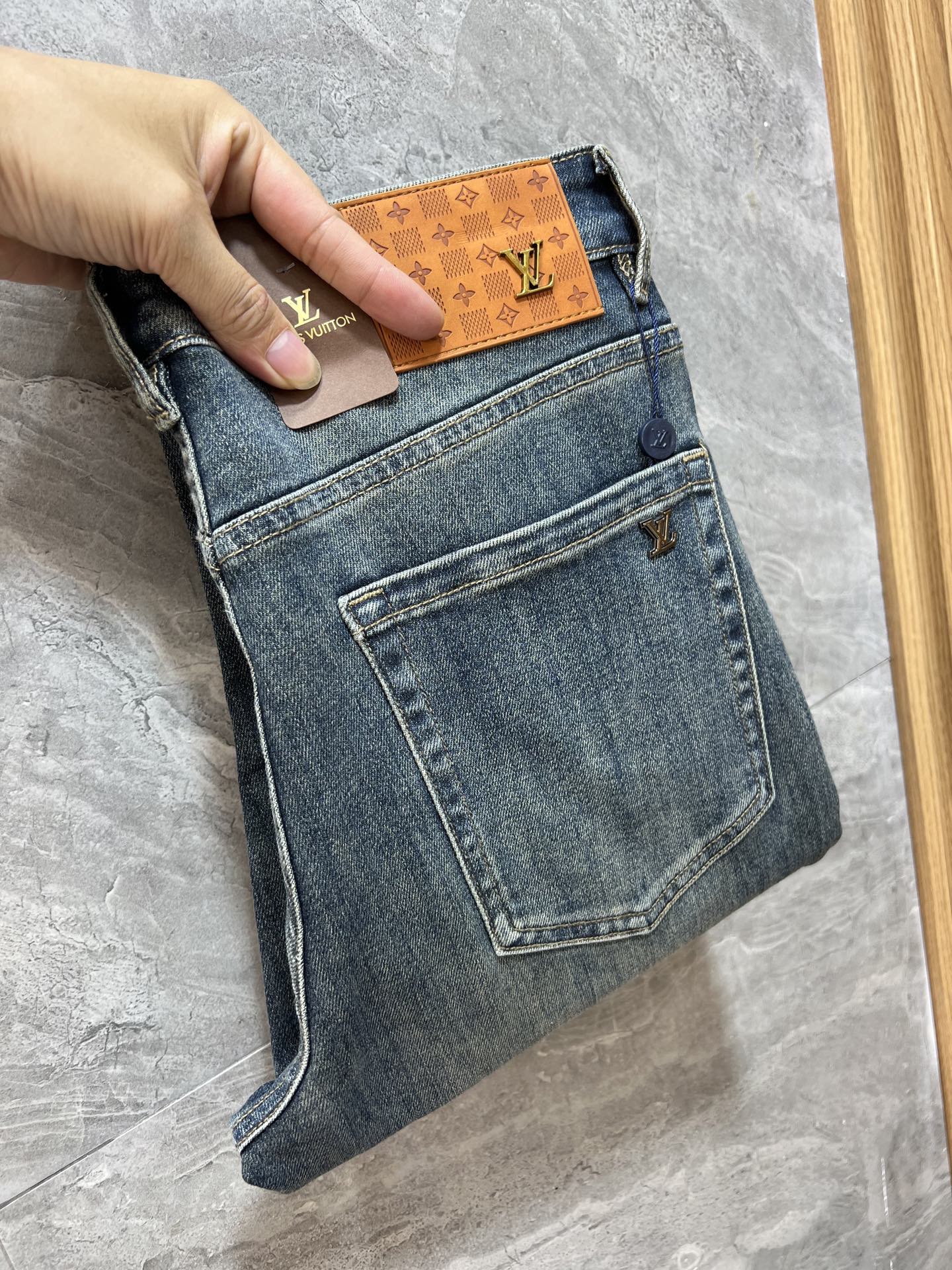 NO:547354,LV/Louis Vuitton 2025 autumn and winter new products, complete three standards, jeans, good products, don't need to be introduced too much, look at the details, counter code number 29-38 175/140 upper body 32,,louis vuitton,louis vuitton,jeans,alexander wang19860909LV/路易威登 2025秋冬新品 三标齐全 牛仔裤 好货不用过多介绍 看细节 专柜码数29-38 175/140上身32码,,louis vuitton,louis vuitton,jeans,alexander wang,Men's clothing