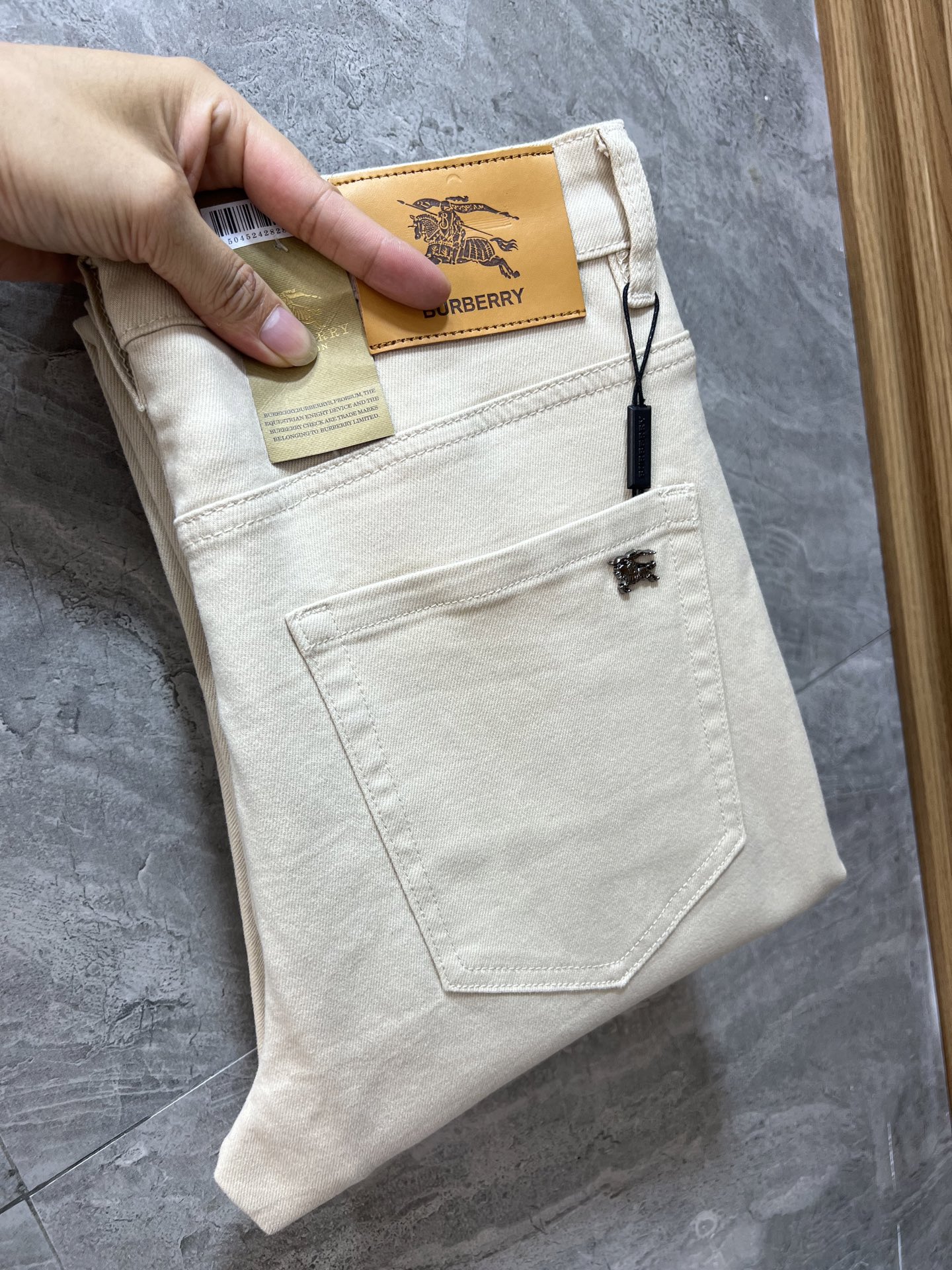 NO:547362,Burberry/Burberry 2025 autumn and winter new products, complete three standards, jeans, good products, don't need to introduce too much, look at the details, counter number 29-38, 175/140, upper body 32,,burberry,burberry,jeans,alexander wang19860909Burberry/巴宝莉 2025秋冬新品 三标齐全 牛仔裤 好货不用过多介绍 看细节 专柜码数29-38 175/140上身32码,,burberry,burberry,jeans,alexander wang,Men's clothing