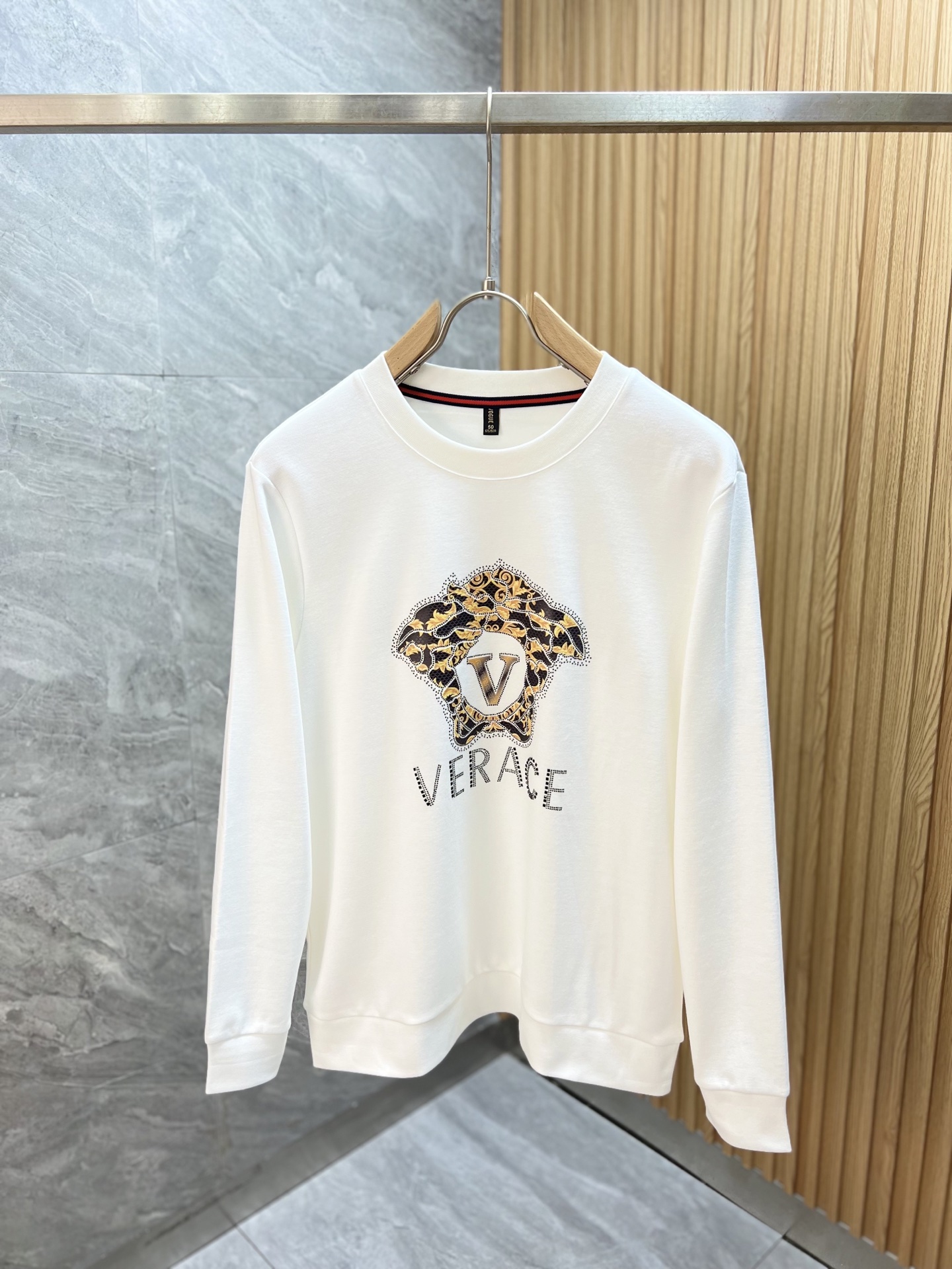 NO:547312,Versace 2025 autumn and winter new products, complete three standards, round neck sweatshirts, good products do not need to be introduced too much, look at the details, counter code number M-XXXL 175/140 Suggestions L, versace, hoodie, sweatshirts, alexander wang19860909范思哲 2025秋冬新品 三标齐全 圆领卫衣 好货不用过多介绍 看细节 专柜码数 M-XXXL 175/140建议L,,versace,hoodie,sweatshirts,alexander wang,Men's clothing