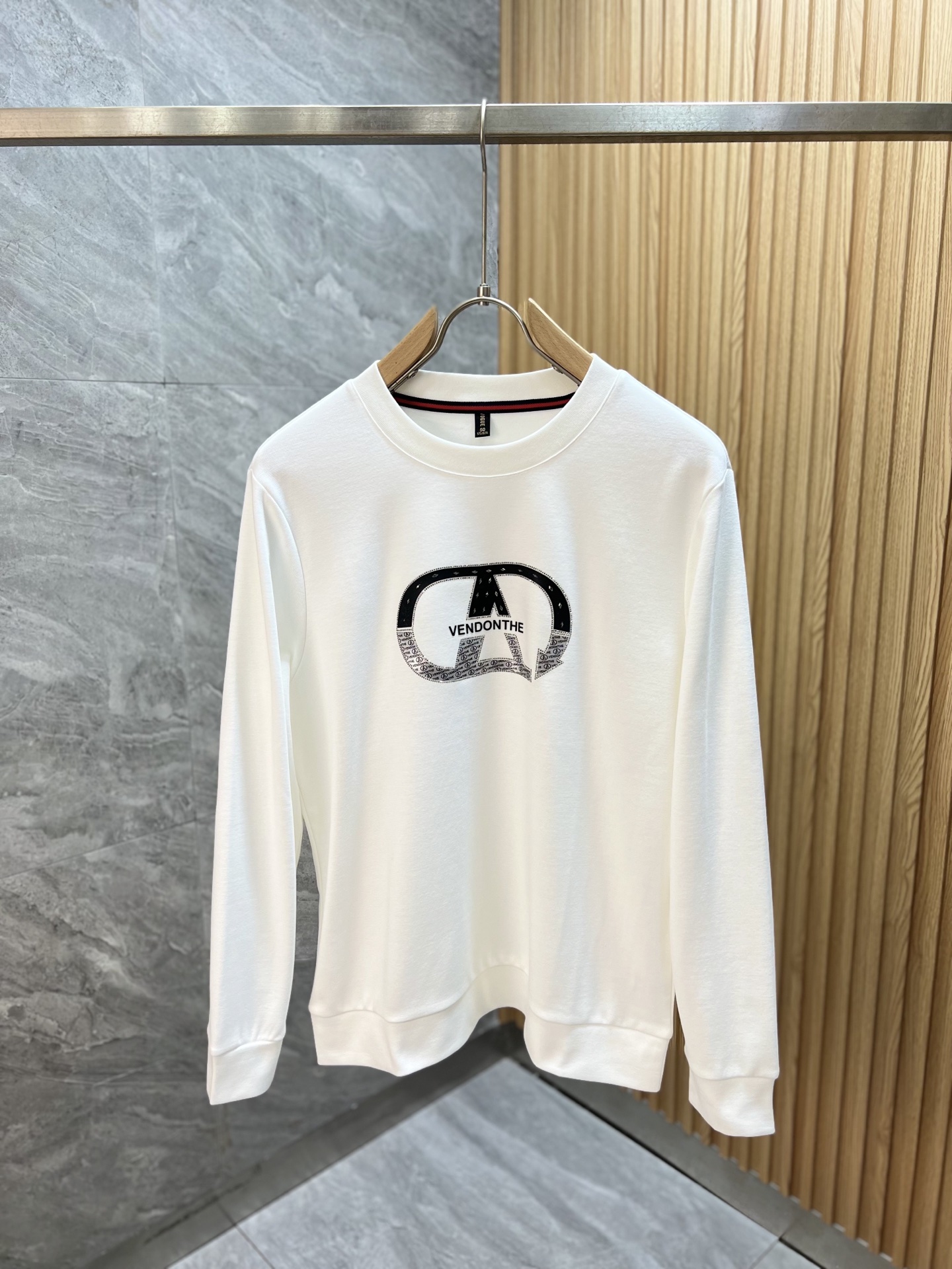 NO:547315,Valentino 2025 autumn and winter new products, complete three standards, round neck sweatshirts, good products do not need to be introduced too much, look at the details, counter code number M-XXXL 175/140 Suggestions, L, valentino, hoodie, sweatshirts, alexander wang19860909华伦天奴 2025秋冬新品 三标齐全 圆领卫衣 好货不用过多介绍 看细节 专柜码数 M-XXXL 175/140建议L,,valentino,hoodie,sweatshirts,alexander wang,Men's clothing