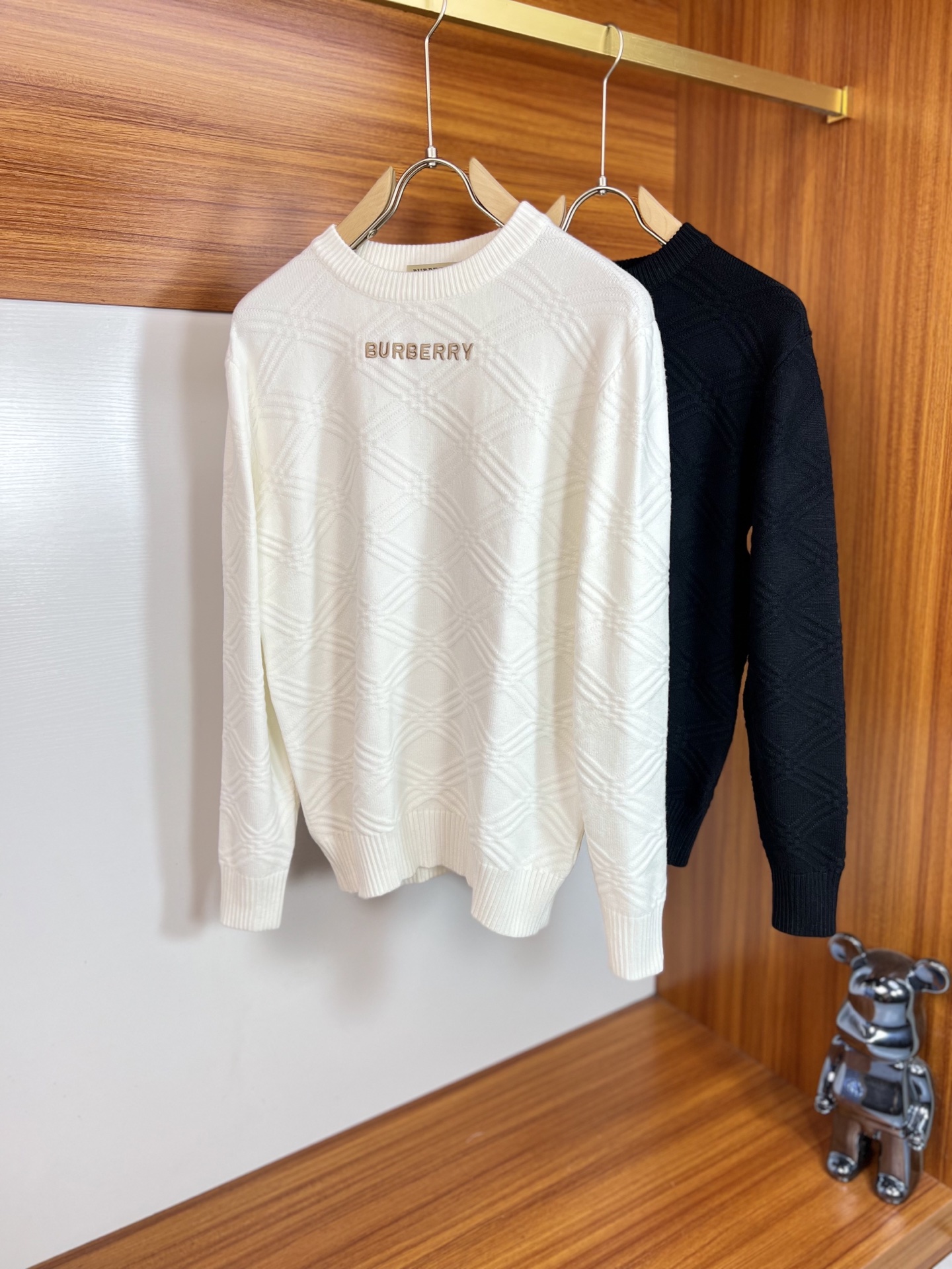 NO:566186,Burberry/Burberry has new products for autumn and winter, complete with three labels, round neck sweater, good product, no need to introduce too much, look at the details, counter size M-XXXL 175/140, recommended L,, burberry, burberry, sweaters, alexander wang19860909Burberry/巴宝莉 年秋冬新品上新 三标齐全 圆领毛衣 好货不用过多介绍 看细节 专柜码数M-XXXL 175/140建议L,,burberry,burberry,sweaters,alexander wang,Men's clothing
