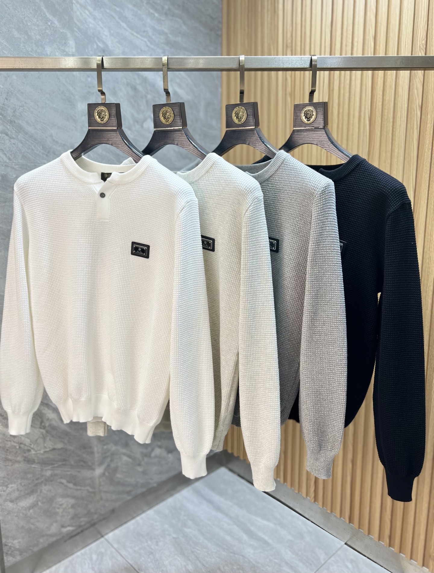 NO:568188,LP has new products for autumn and winter. It has all three labels. Round neck sweater. Good product. No need to introduce too much. Look at the details. Counter size: M-XXXXL /140. Recommend L, loro piana, sweaters, alexander wang19860909LP 年秋冬新品上新 三标齐全 圆领毛衣 好货不用过多介绍 看细节 专柜码数M-XXXXL /140建议L,,loro piana,sweaters,alexander wang,Men's clothing