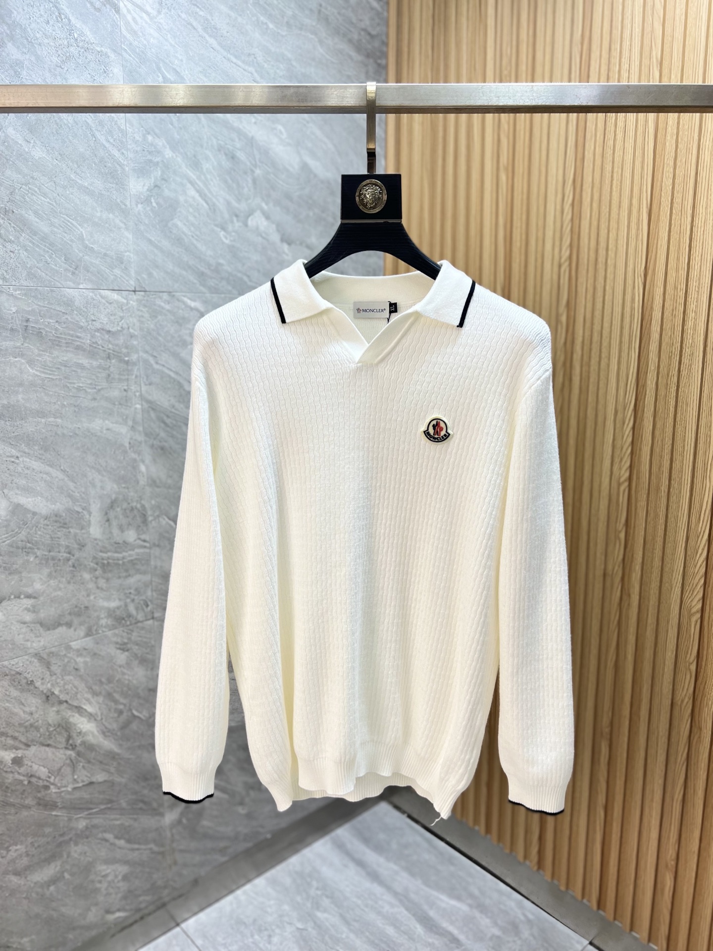 NO:568191,Moncler/Mongolian 2025 new autumn and winter new products, complete with three labels, lapel sweater, good product, no need to introduce too much, look at the details, counter size M-XXXXL 175/140, recommended L,,Moncler,sweaters,alexander wang19860909Moncler/蒙口 2025年秋冬新品上新 三标齐全 翻领毛衣 好货不用过多介绍 看细节 专柜码数M-XXXXL 175/140建议L,,Moncler,sweaters,alexander wang,Men's clothing