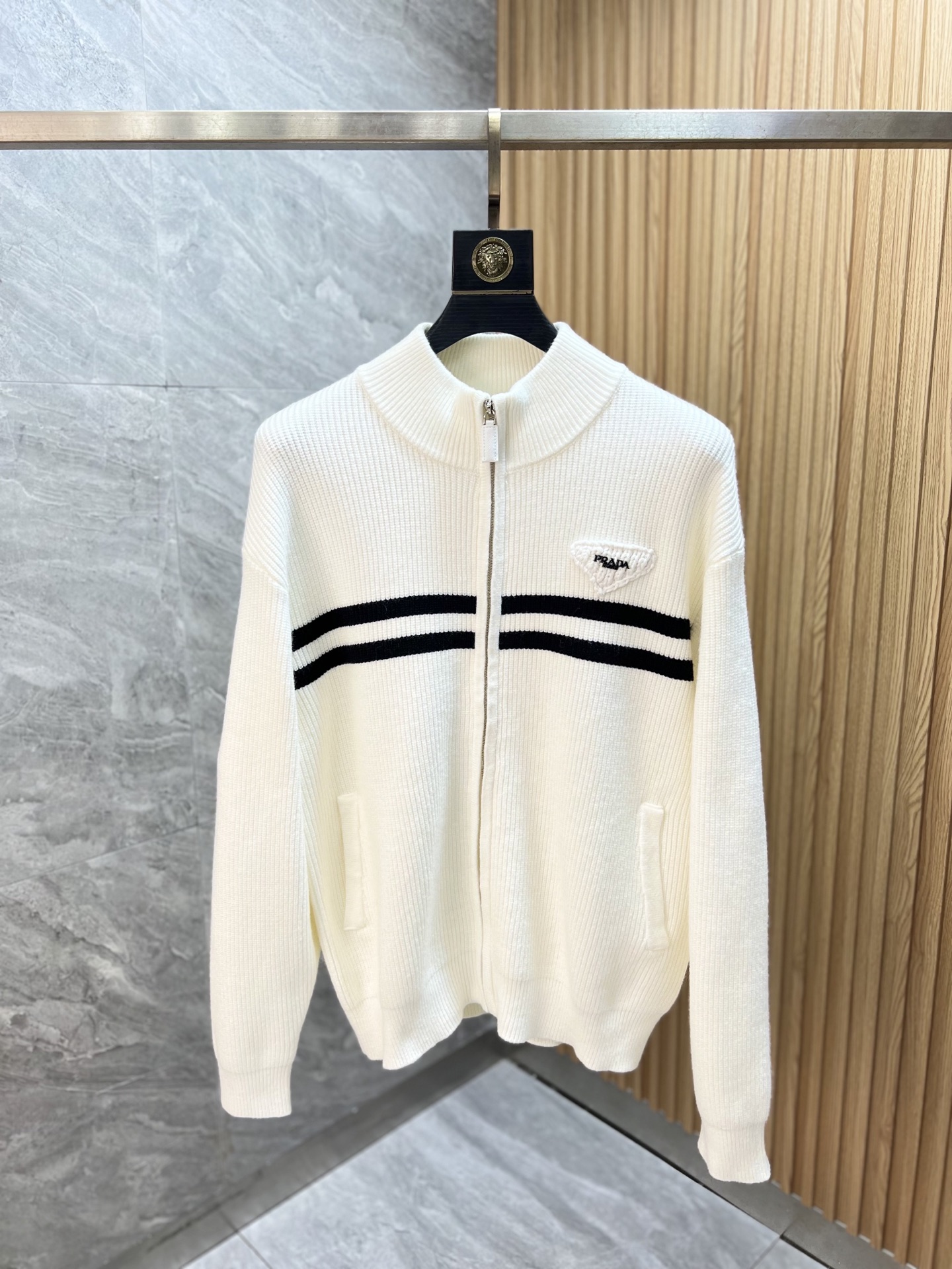 NO:568205,Prada/Prada 2025 new autumn and winter new products, complete with three standards, thickened sweater jackets, good products, no need to introduce too much, look at the details, counter size M-XXXL 175/140, recommended L,, prada, prada, jackets & coats, jackets & coats, sweaters, alexander wang19860909Prada/普拉达 2025年秋冬新品上新 三标齐全 加厚毛衣夹克外套 好货不用过多介绍 看细节 专柜码数M-XXXL 175/140建议L,,prada,prada,jackets & coats,jackets & coats,sweaters,alexander wang,Men's clothing