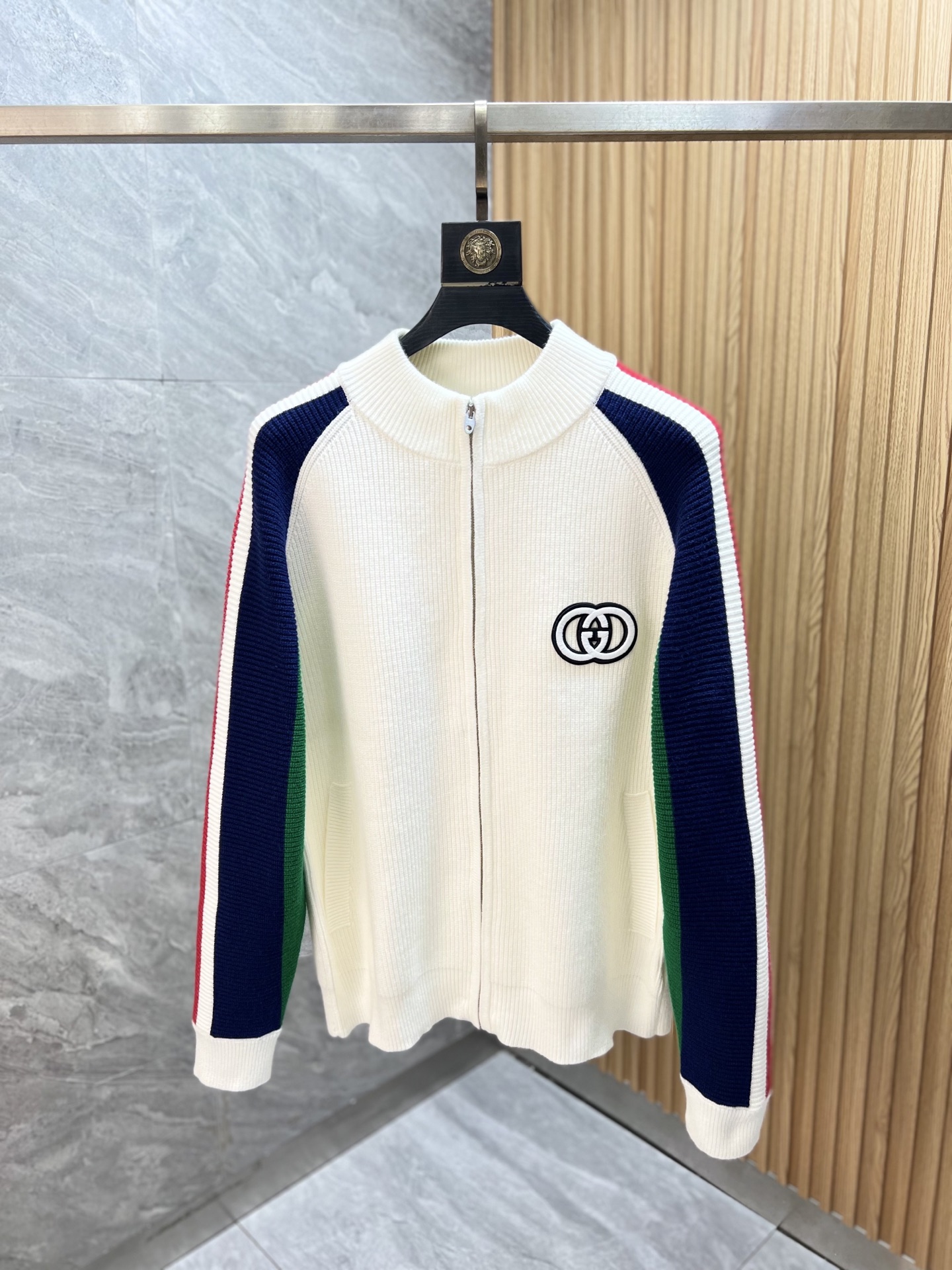 NO:568223,Gucci/Gucci 2025 autumn and winter new products, complete with three labels, thickened sweater jackets, good products, no need to introduce too much, look at the details, counter size M-XXXL 175/140, recommended L,,gucci,jackets & coats,jackets & coats,sweaters,alexander wang19860909Gucci/古奇 2025年秋冬新品上新 三标齐全 加厚毛衣夹克外套 好货不用过多介绍 看细节 专柜码数M-XXXL 175/140建议L,,gucci,jackets & coats,jackets & coats,sweaters,alexander wang,Men's clothing