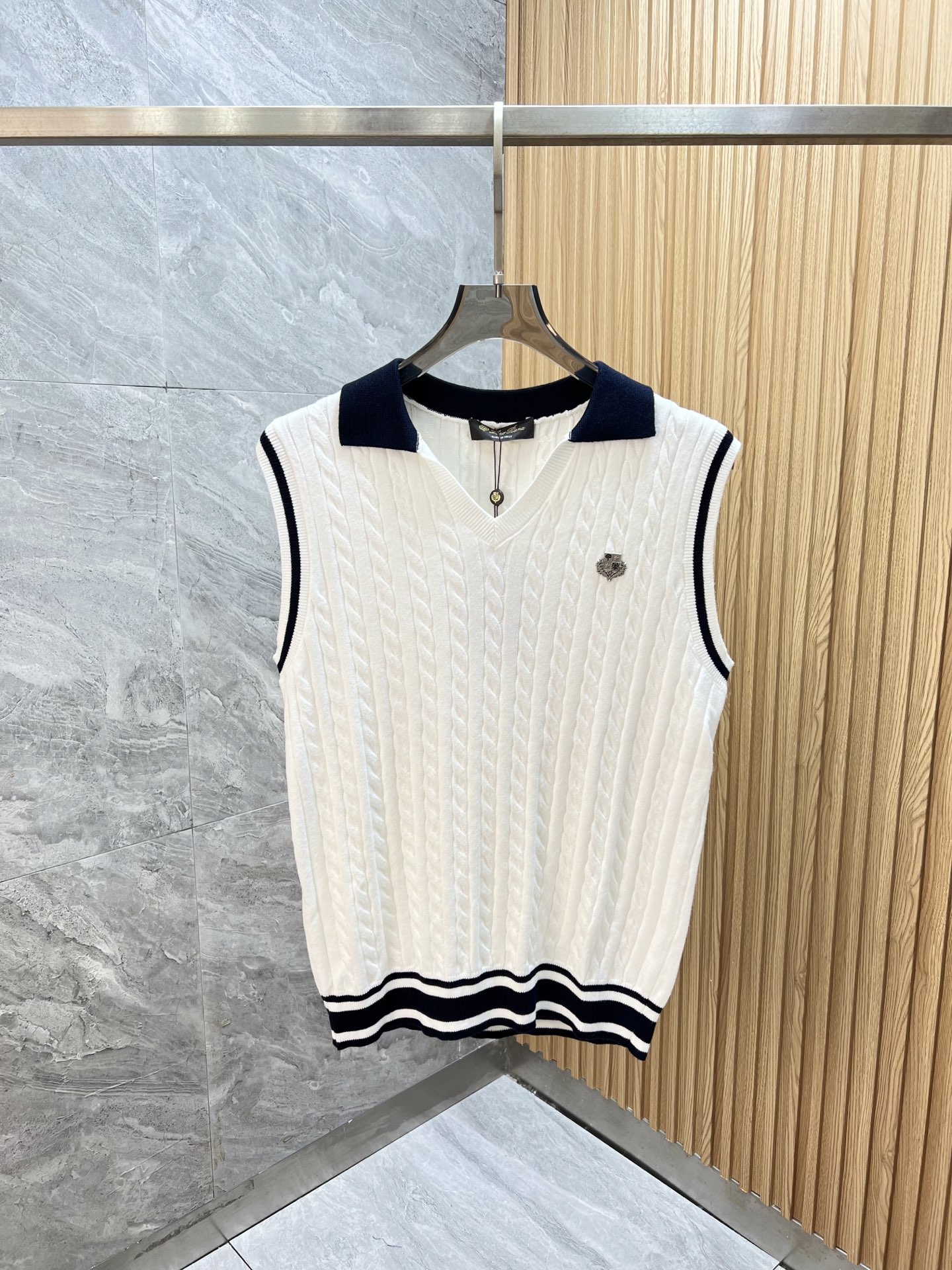 NO:570209,LP has new products for autumn and winter. Knitted vest with complete three labels. It’s a good product that doesn’t need to be introduced too much. Look at the details. Counter size M-XXXXL/140. Recommend L, loro piana, alexander wang19860909LP 年秋冬新品上新 三标齐全 针织背心 好货不用过多介绍 看细节 专柜码数M-XXXXL /140建议L,,loro piana,alexander wang,Men's clothing