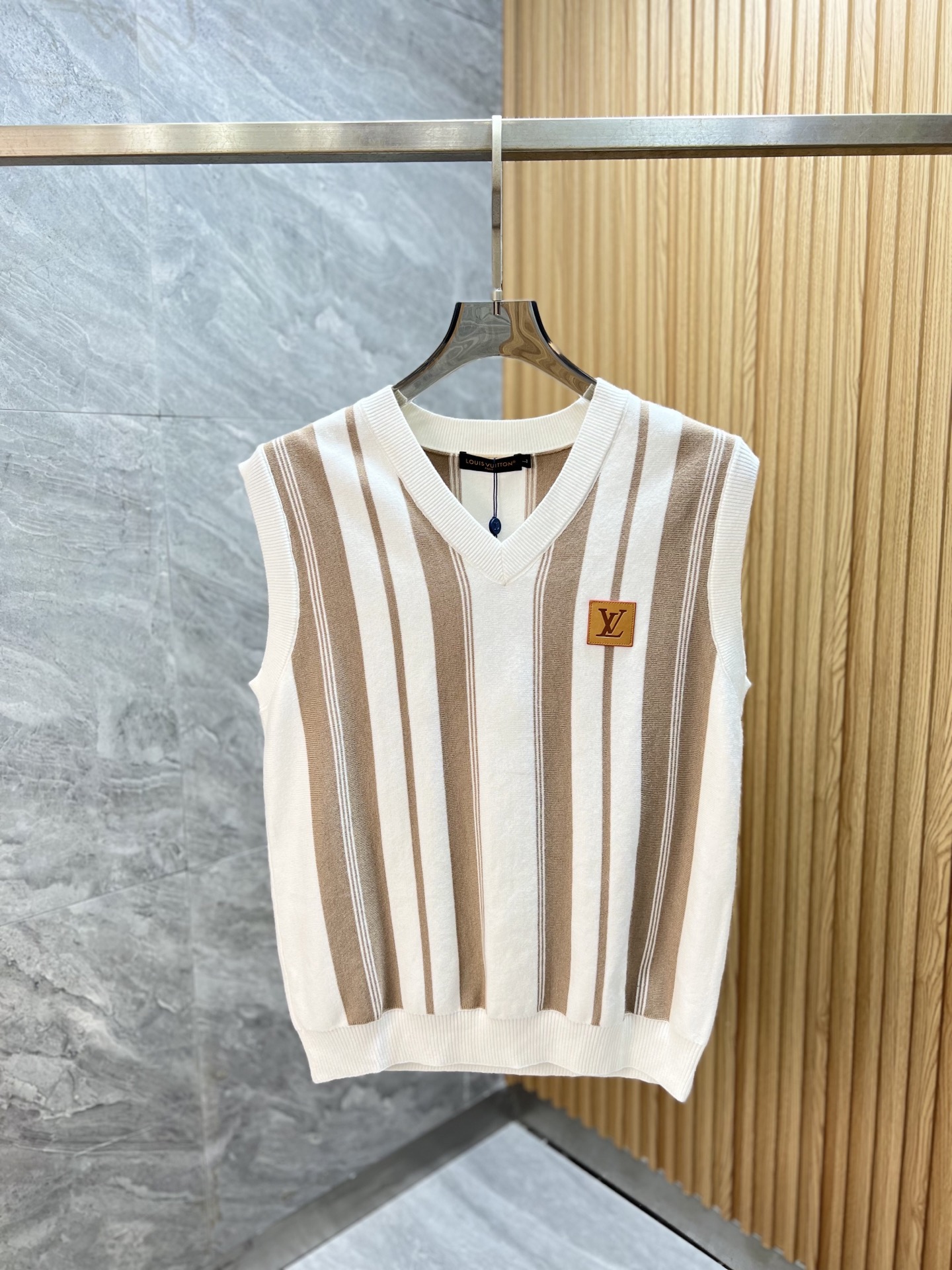 NO:570214,LV has new products for autumn and winter. Knitted vest with complete three labels. Good product, no need to introduce too much. Look at the details. Counter size M-XXXXL 175/140. Recommended L, Louis Vuitton, Alexander Wang19860909LV 年秋冬新品上新 三标齐全 针织背心 好货不用过多介绍 看细节 专柜码数M-XXXXL 175/140建议L,,louis vuitton,alexander wang,Men's clothing