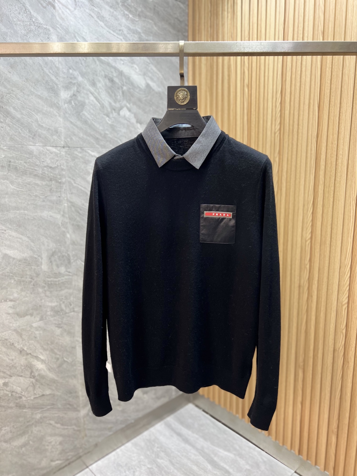 NO:570224,Prada/Prada has new products for autumn and winter, complete with three labels. Wool sweaters are good products that need no introduction. Look at the details. Counter size M-XXXL 175/140. Recommended L,, prada, prada, alexander wang19860909Prada/普拉达 年秋冬新品上新 三标齐全 羊毛衫 好货不用过多介绍 看细节 专柜码数M-XXXL 175/140建议L,,prada,prada,alexander wang,Men's clothing