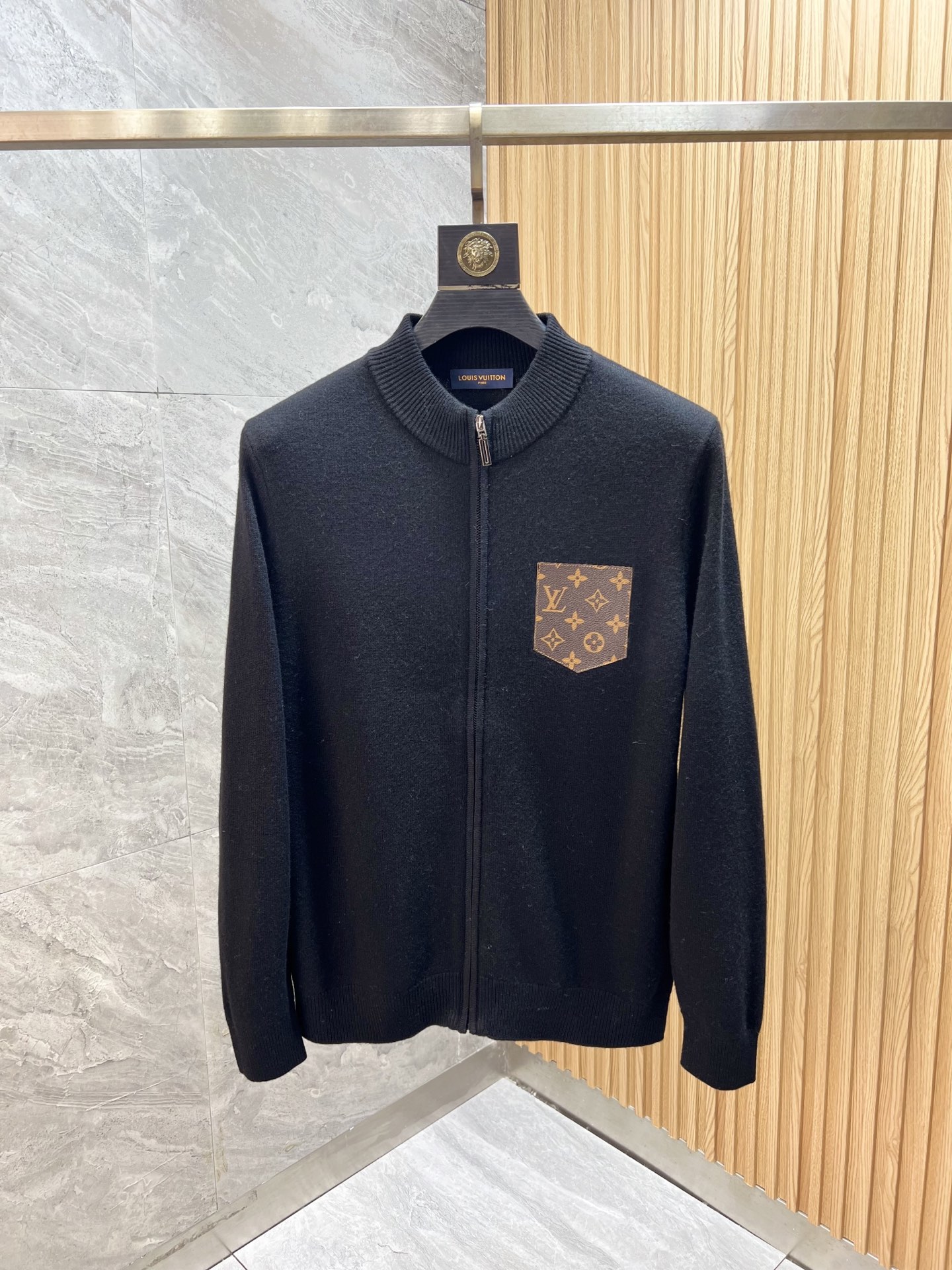 NO:570228,LV/Louis Vuitton has new products for autumn and winter, complete with three labels, wool sweaters, good products, no need to introduce too much, look at the details, counter size M-XXXL 175/140, recommended L,, louis vuitton, louis vuitton, alexander wang19860909LV/路易威登 年秋冬新品上新 三标齐全 羊毛衫 好货不用过多介绍 看细节 专柜码数M-XXXL 175/140建议L,,louis vuitton,louis vuitton,alexander wang,Men's clothing