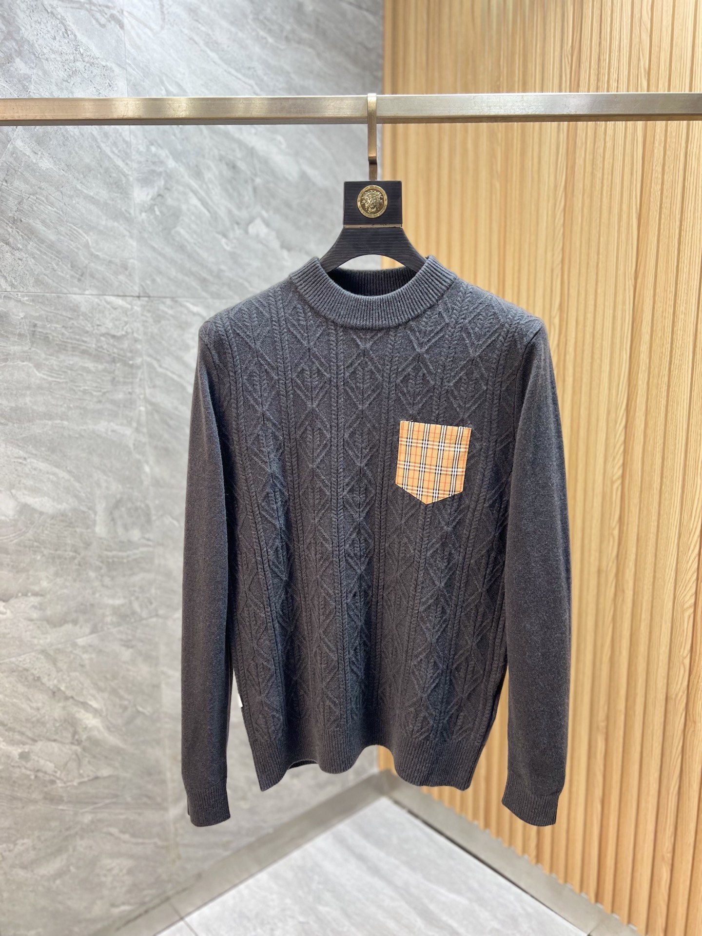 NO:570232,Burberry/Burberry has new products for autumn and winter, complete with three labels. Wool sweaters are good products that need no introduction. Look at the details. Counter size M-XXXL 175/140. Recommended L,, burberry, burberry, alexander wang19860909Burberry/巴宝莉 年秋冬新品上新 三标齐全 羊毛衫 好货不用过多介绍 看细节 专柜码数M-XXXL 175/140建议L,,burberry,burberry,alexander wang,Men's clothing
