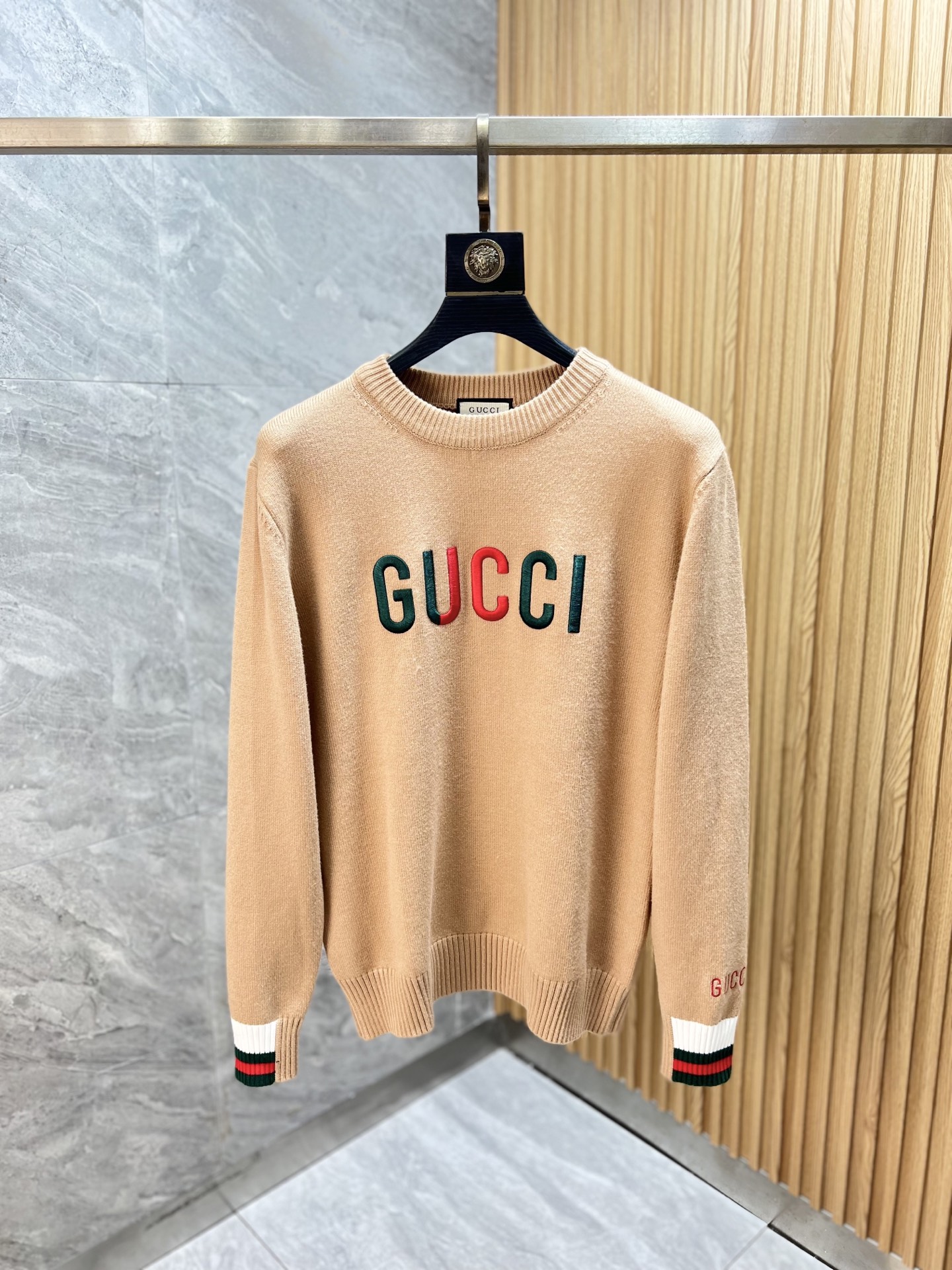NO:571490,Gucci/Gucci 2025 autumn and winter new products, complete with three labels, round neck sweater, good product, no need to introduce too much, look at the details, counter size M-XXXL /140 recommended L,,gucci,sweaters,alexander wang19860909Gucci/古奇 2025年秋冬新品上新 三标齐全 圆领毛衣 好货不用过多介绍 看细节 专柜码数M-XXXL /140建议L,,gucci,sweaters,alexander wang,Men's clothing